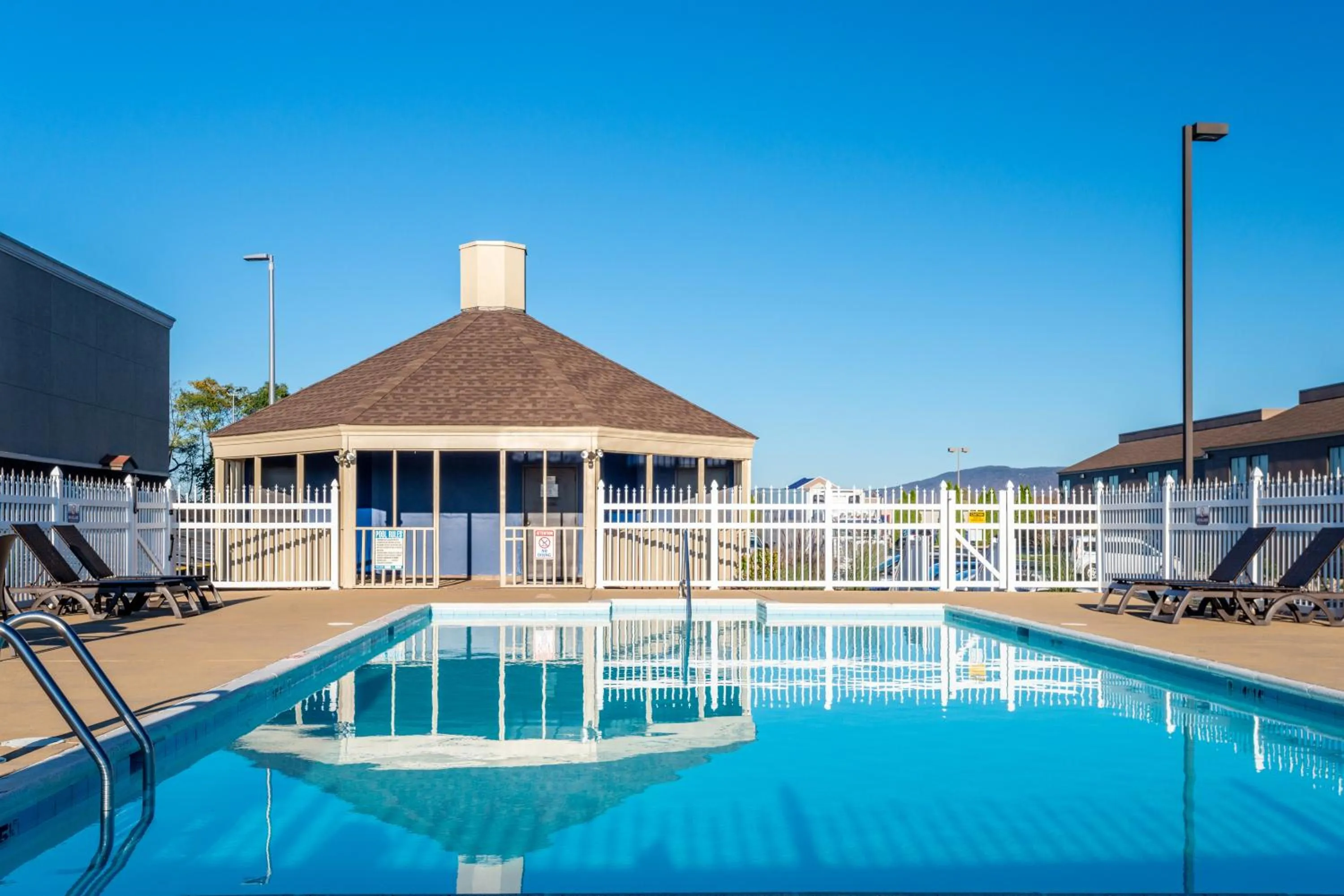 Pool view in Clarion Pointe Harrisonburg