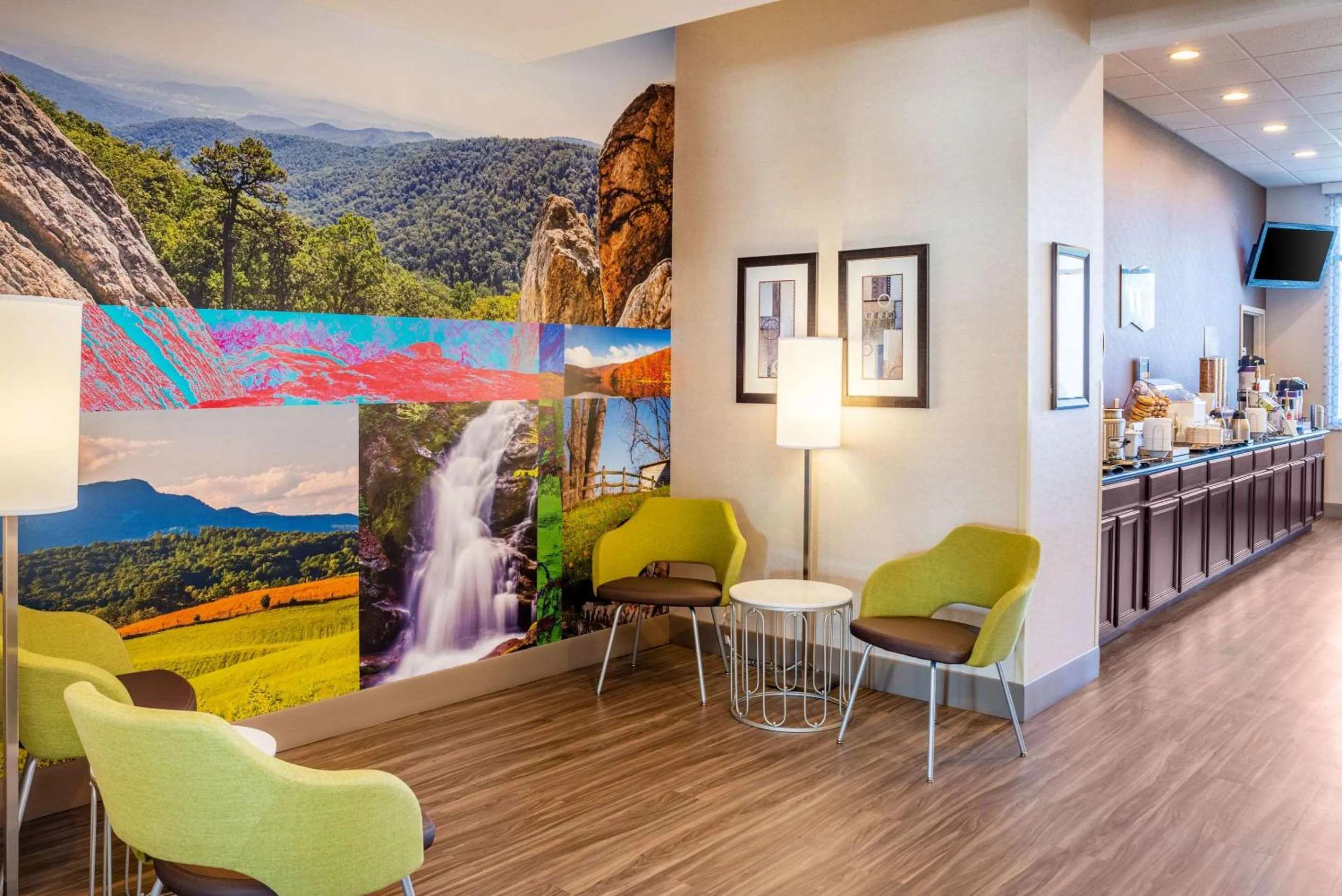 Lobby or reception in Clarion Pointe Harrisonburg