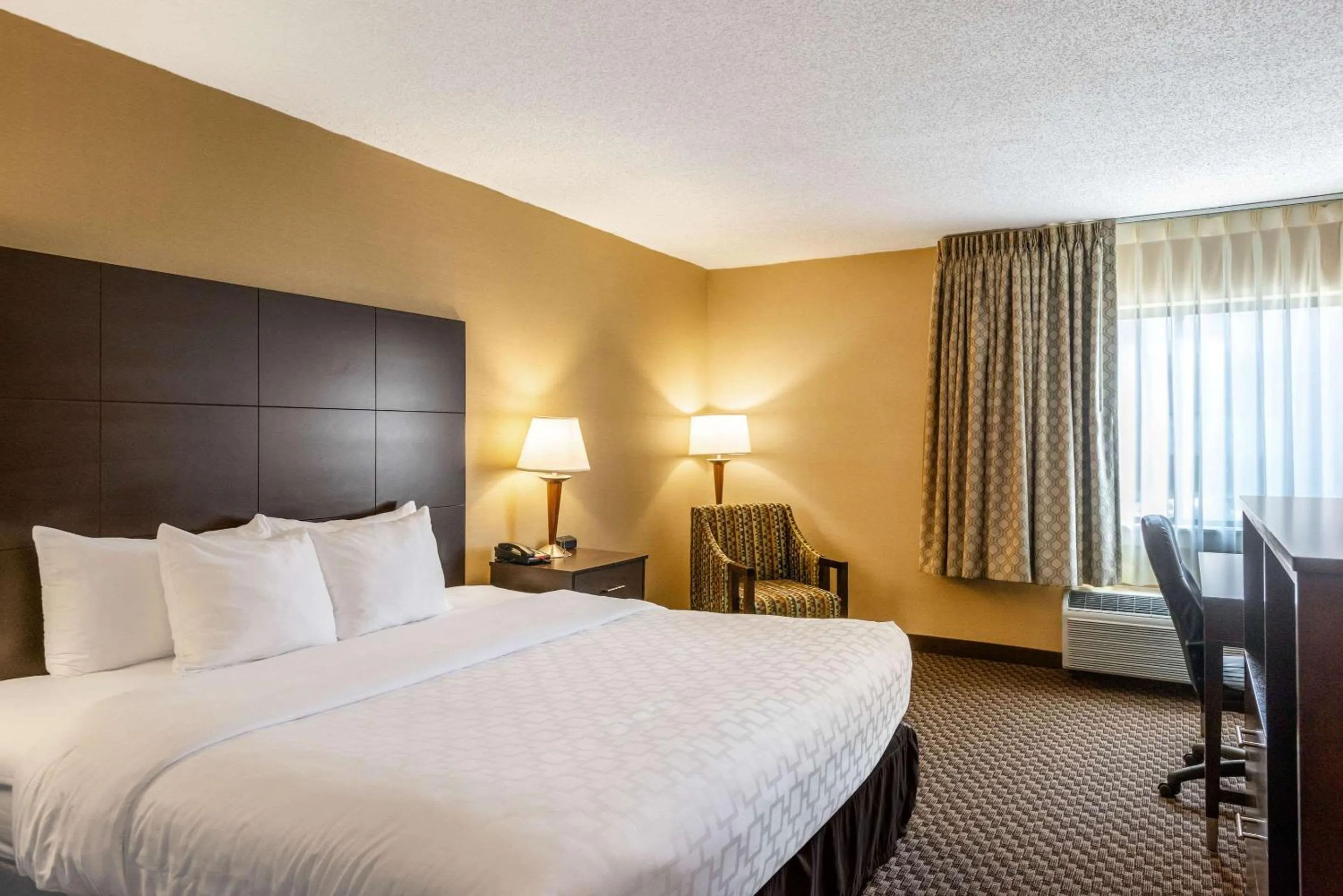 Bedroom, Bed in Clarion Pointe Harrisonburg