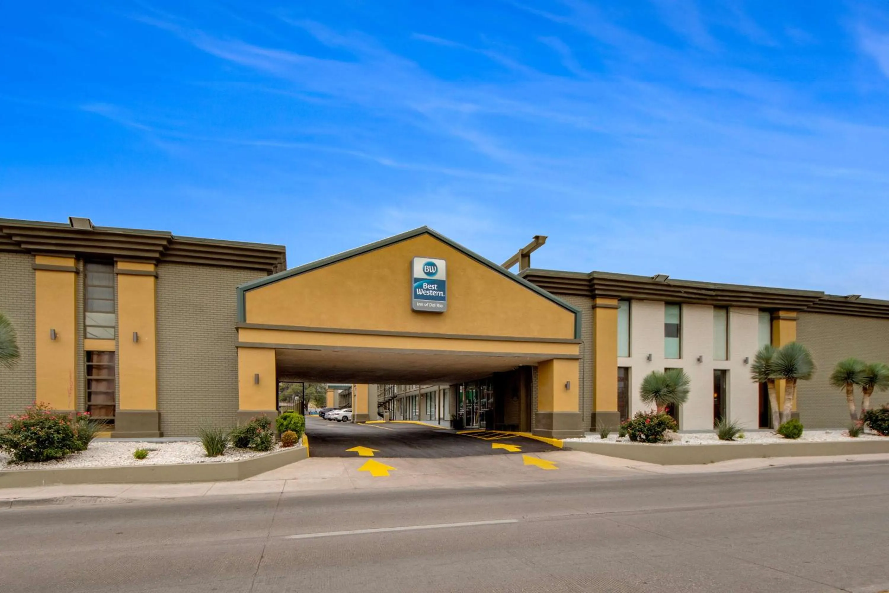 Property building in Best Western Inn of Del Rio