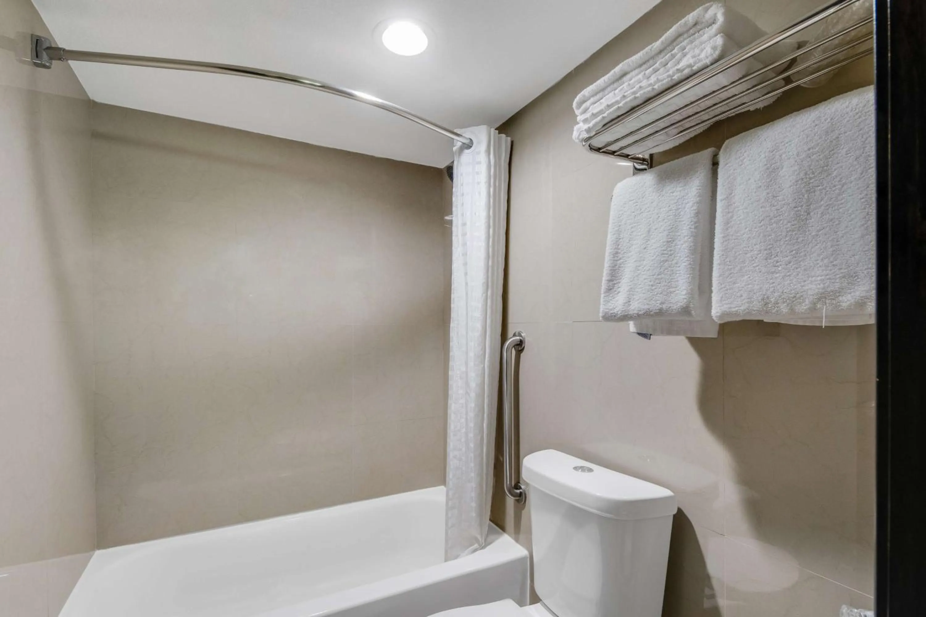 Bathroom in Best Western Inn of Del Rio