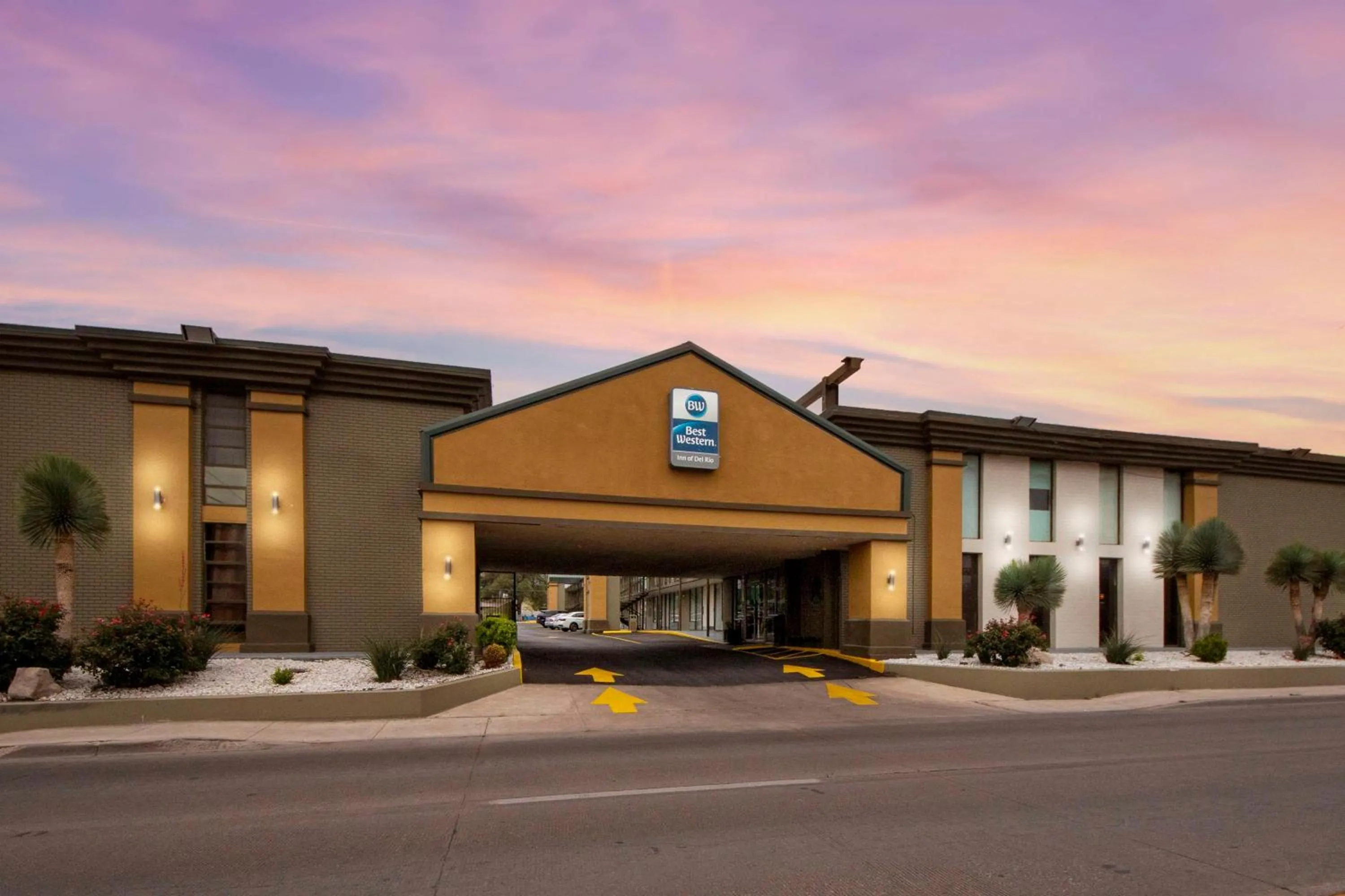 Property building in Best Western Inn of Del Rio