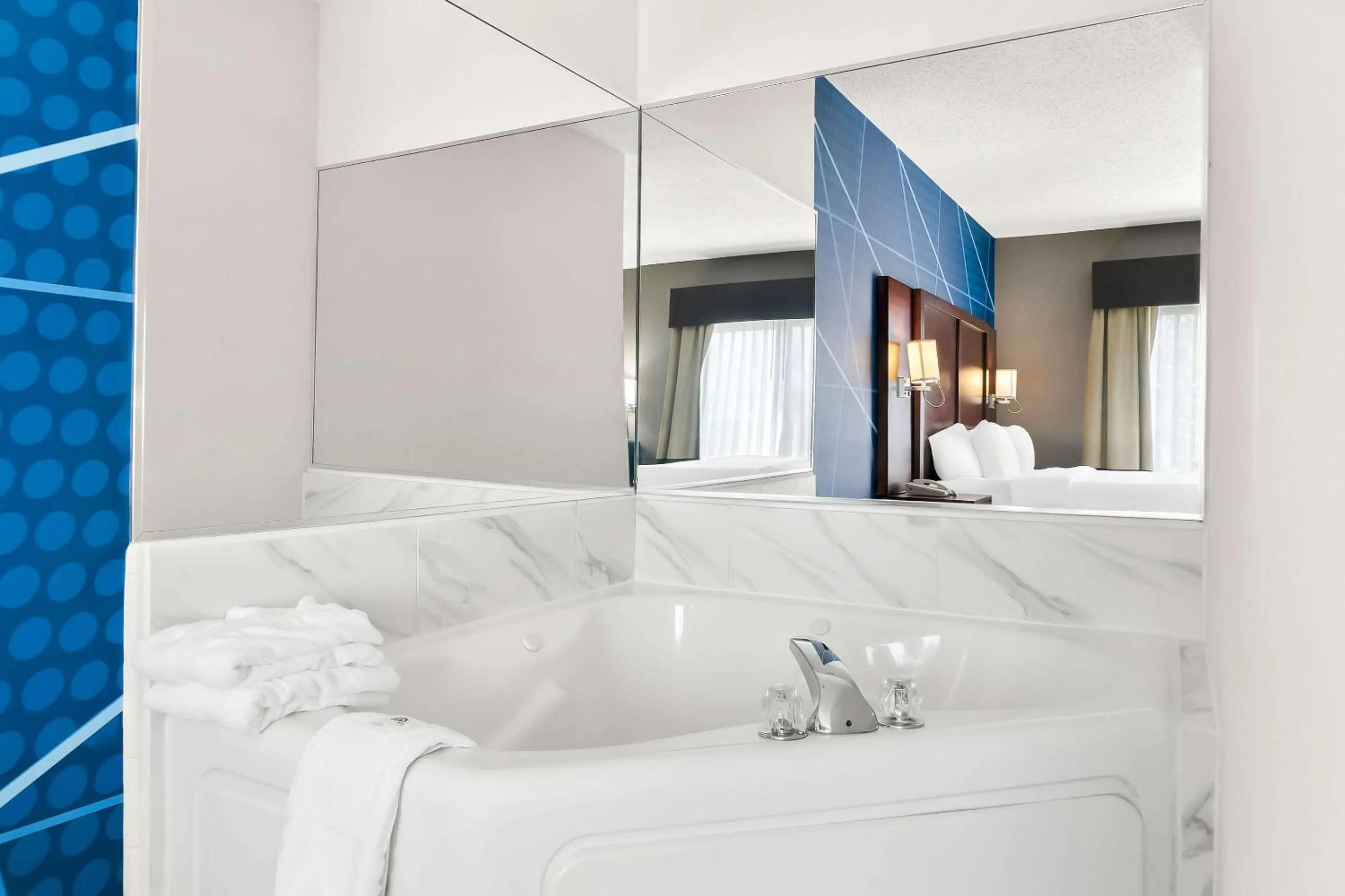 Bedroom, Bed in Comfort Suites Southfield-Detroit