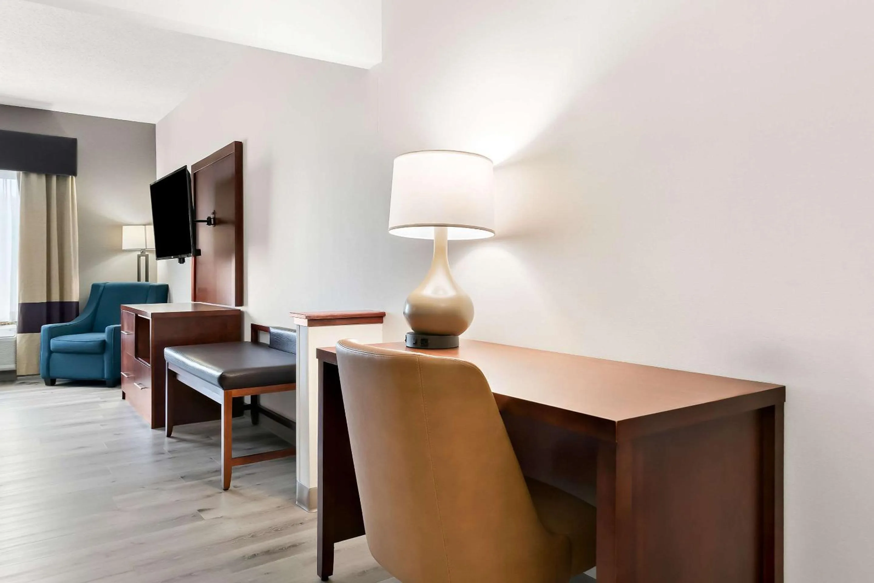 Bedroom in Comfort Suites Southfield-Detroit