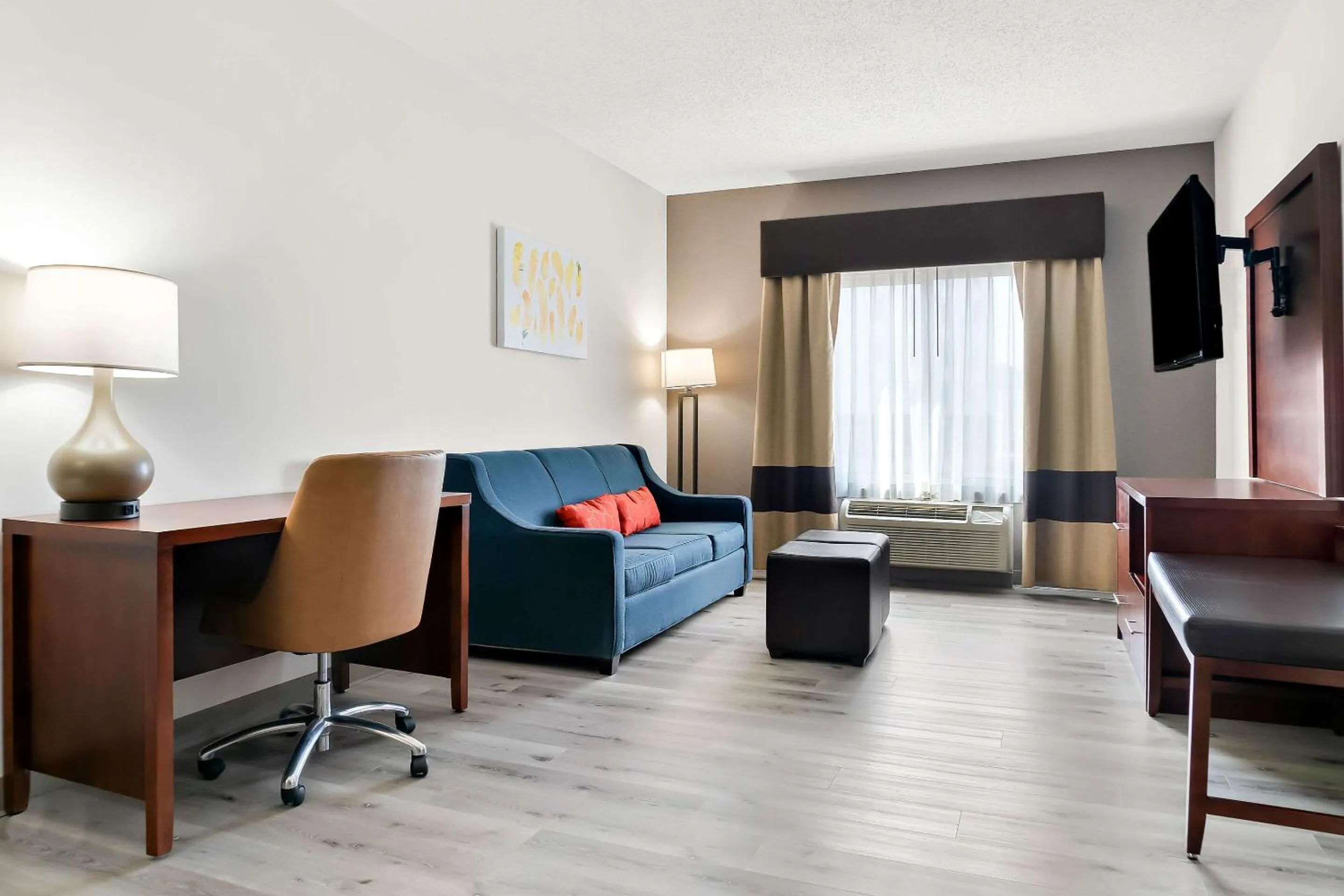 Bedroom in Comfort Suites Southfield-Detroit