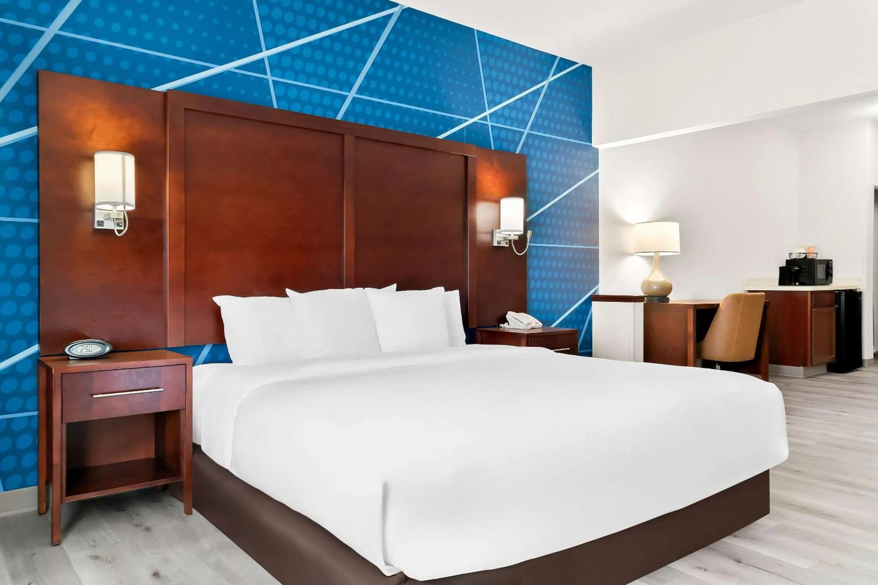 Bedroom, Bed in Comfort Suites Southfield-Detroit