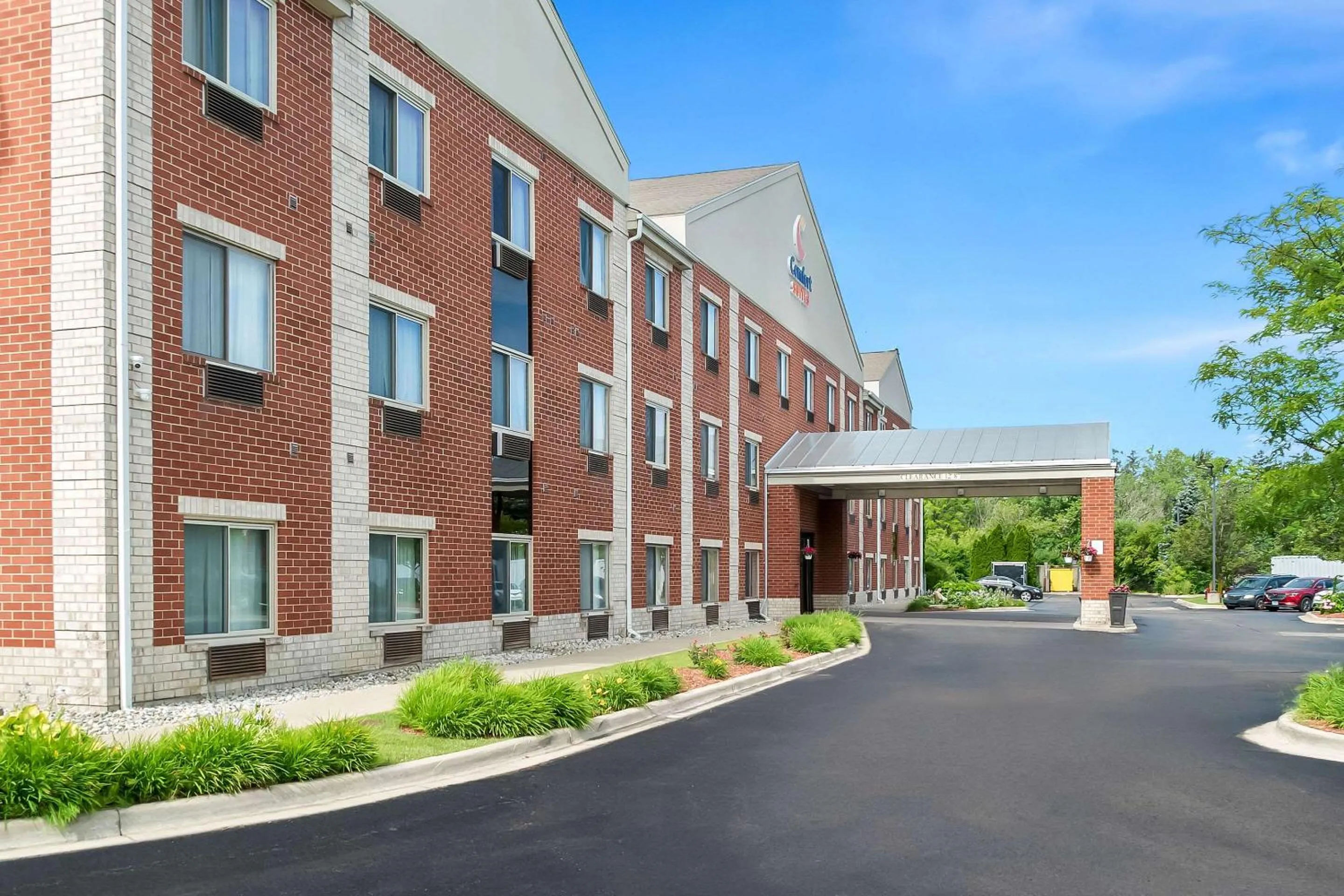 Property building in Comfort Suites Southfield-Detroit