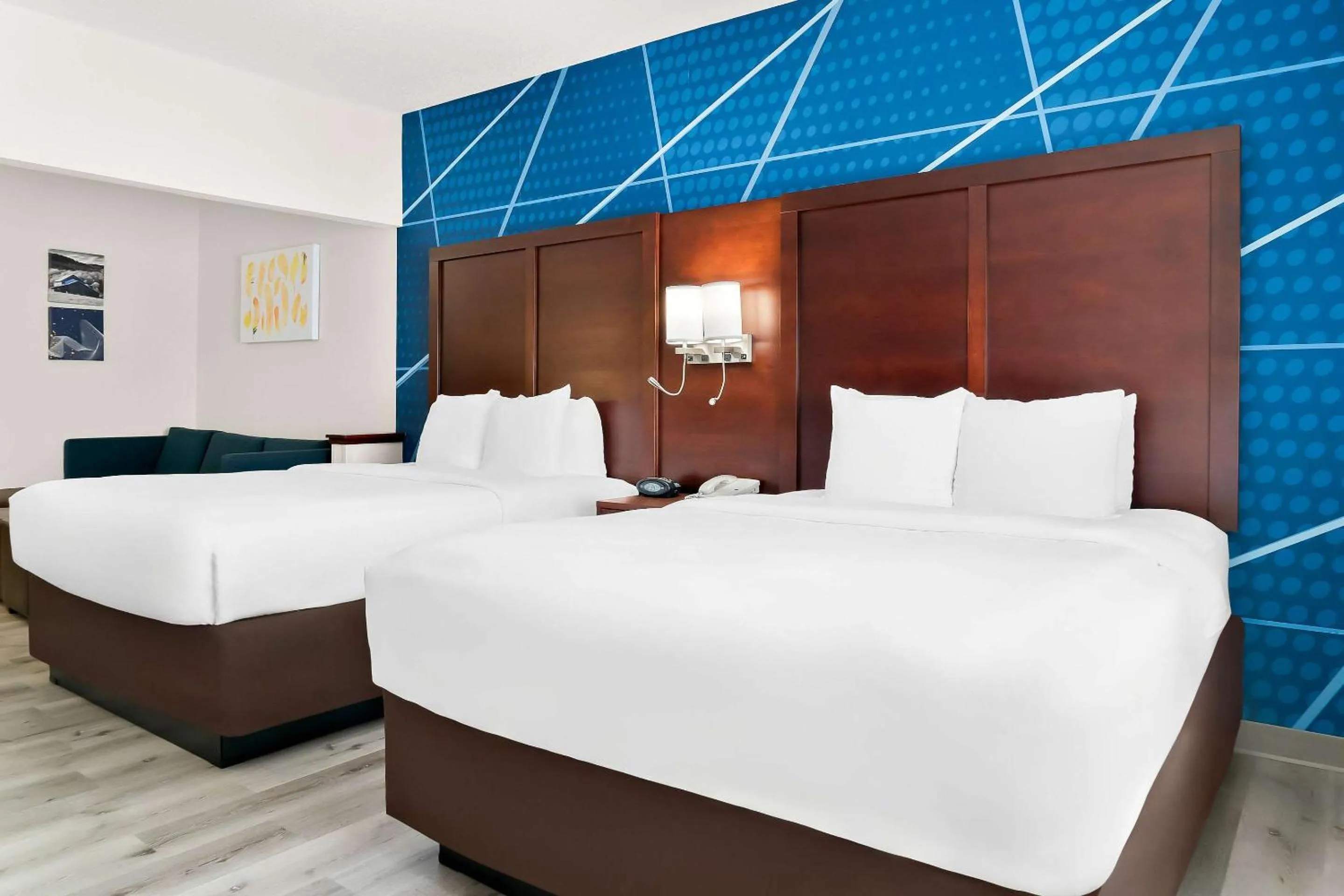 Bedroom, Bed in Comfort Suites Southfield-Detroit