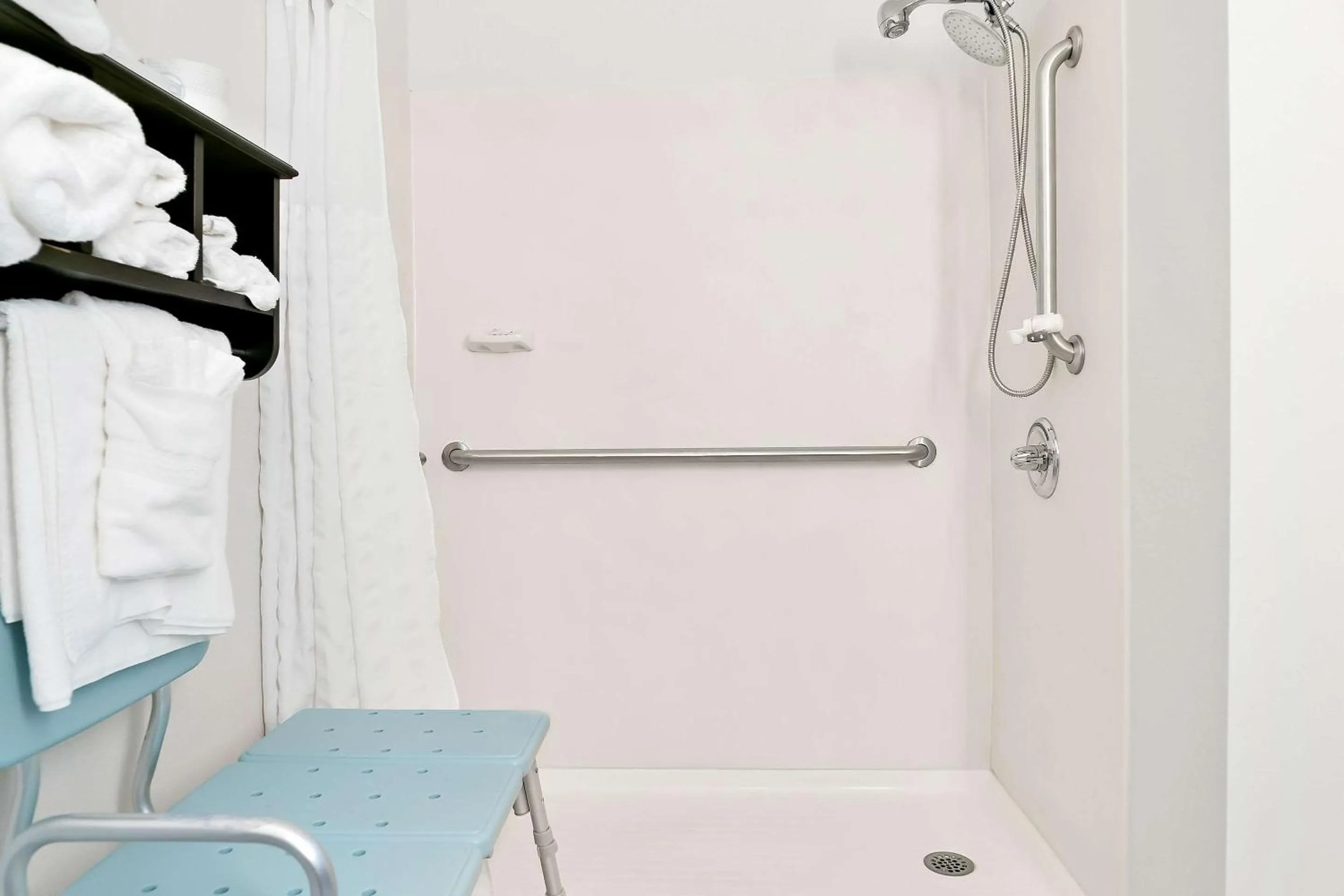 Bedroom in Comfort Suites Southfield-Detroit