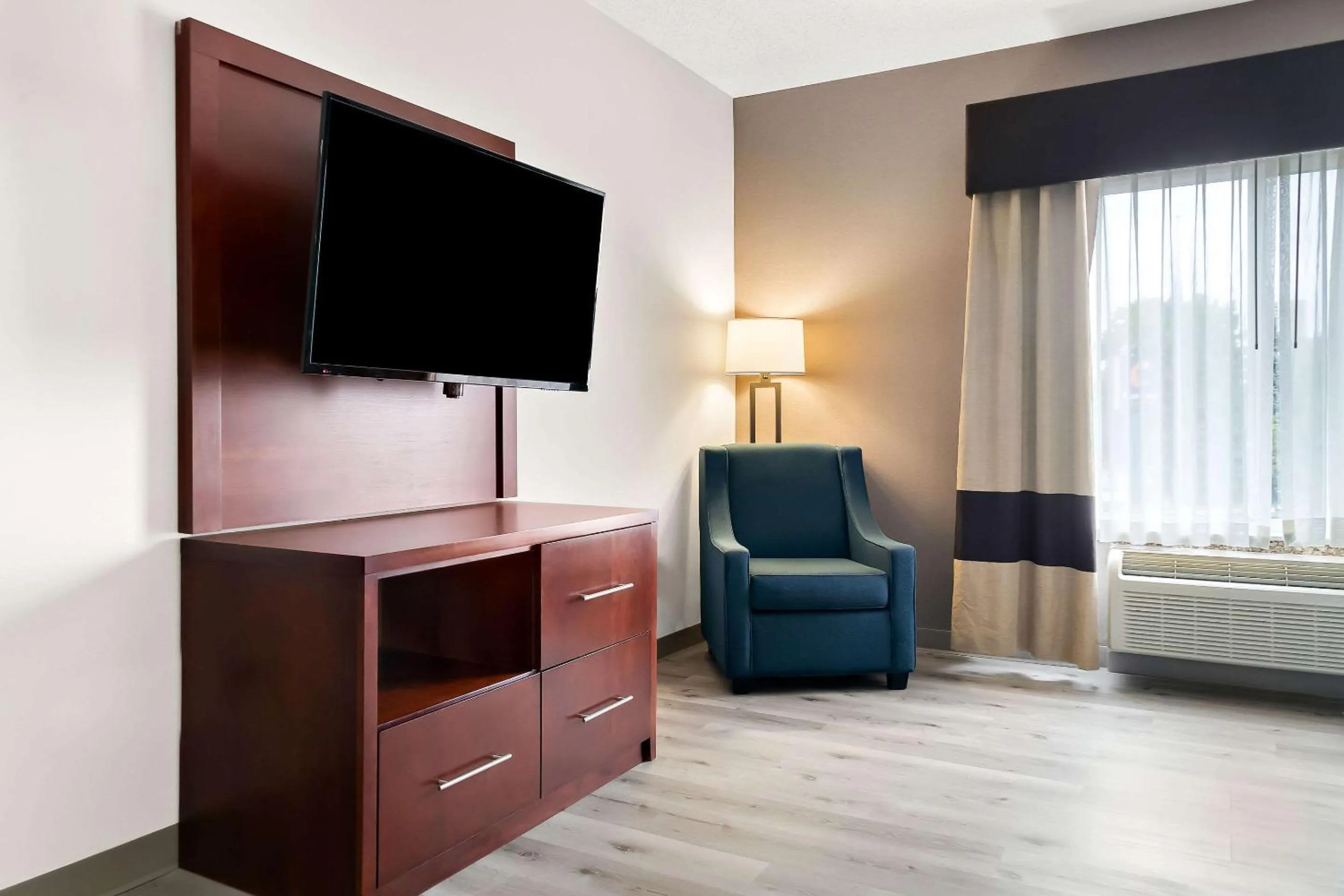 Bedroom, Bed in Comfort Suites Southfield-Detroit