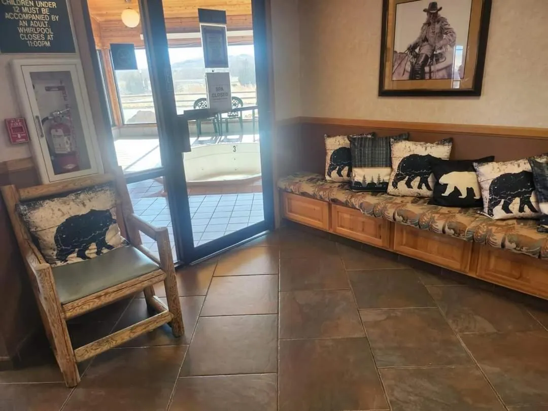 Lobby or reception in Beartooth Inn