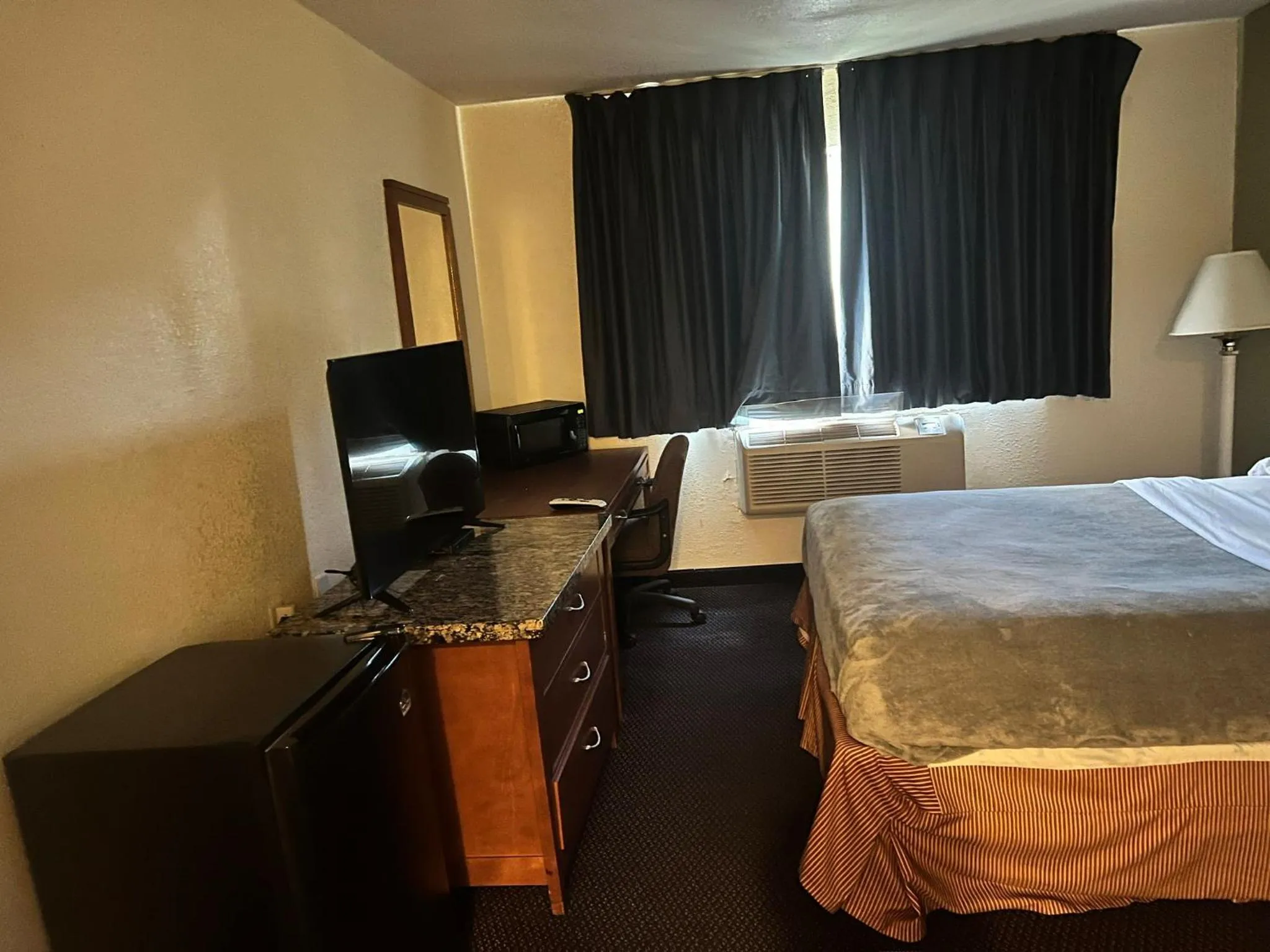 Bedroom in Villa Inn Motel Near Hwy 12 WI Capital O