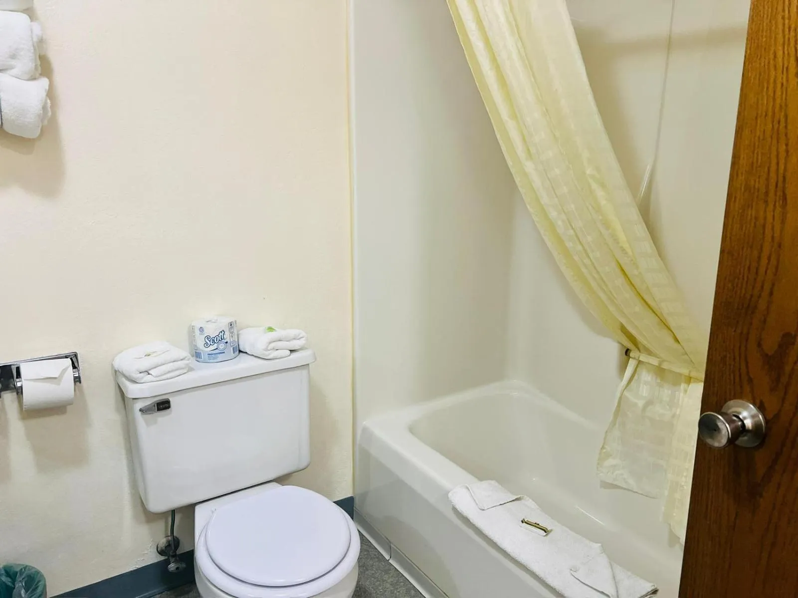 Bathroom in Villa Inn Motel Near Hwy 12 WI Capital O