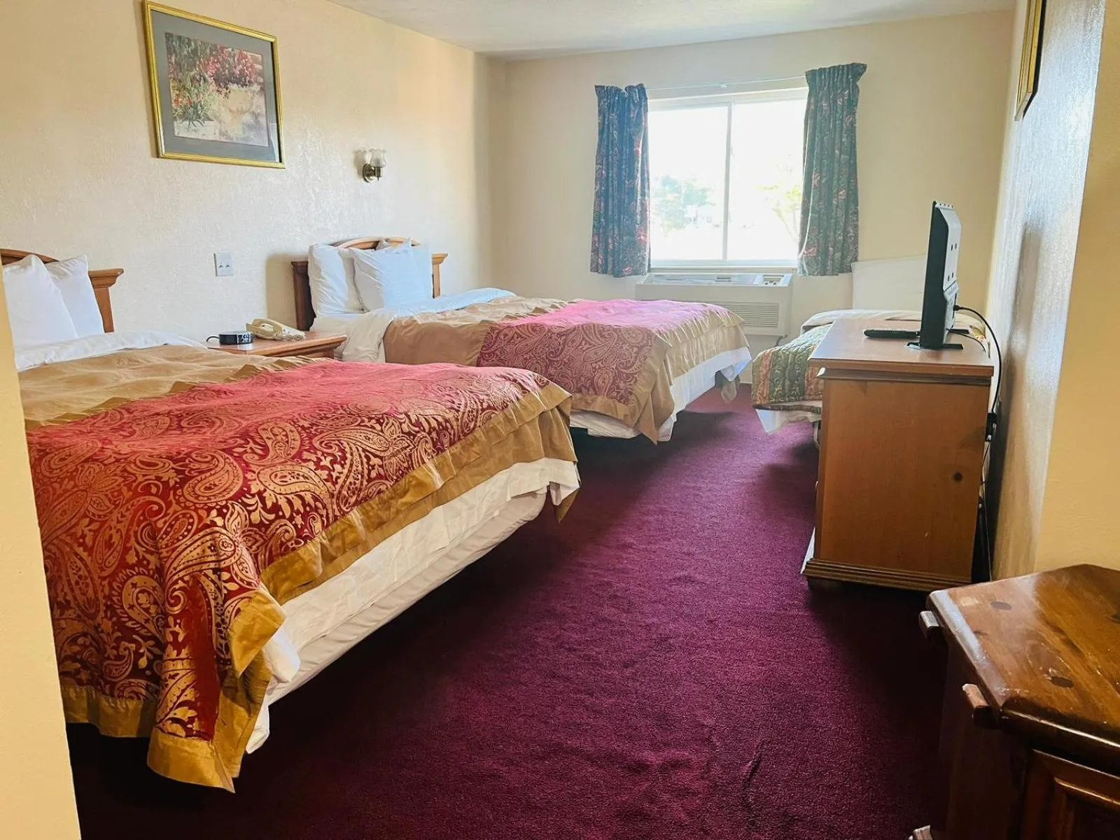 Bedroom in Villa Inn Motel Near Hwy 12 WI Capital O