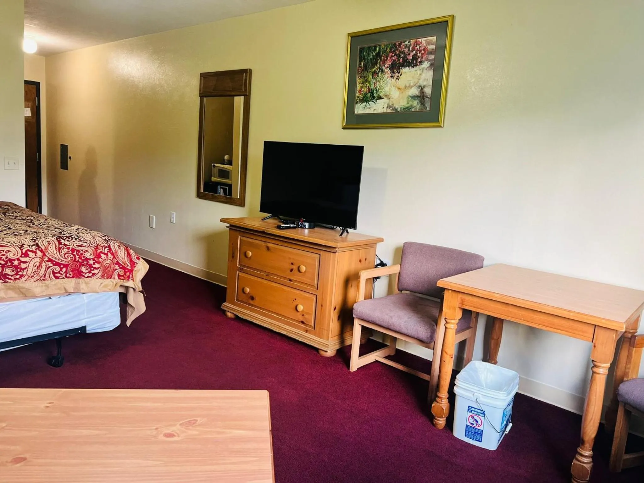 Bedroom in Villa Inn Motel Near Hwy 12 WI Capital O