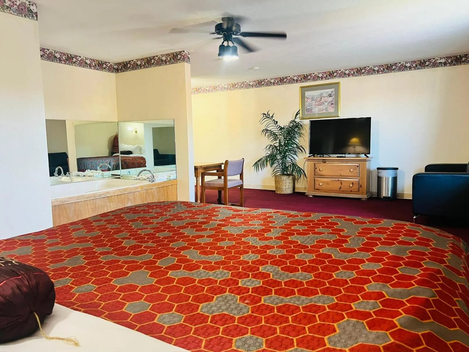 Bedroom in Villa Inn Motel Near Hwy 12 WI Capital O