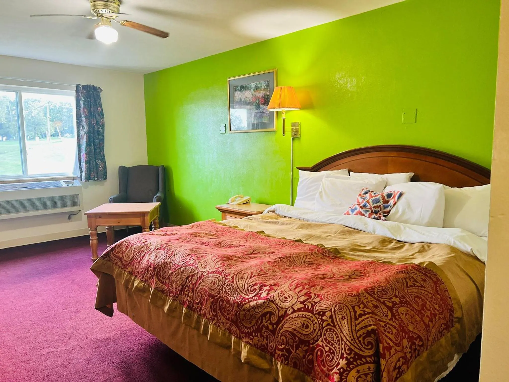 Bedroom in Villa Inn Motel Near Hwy 12 WI Capital O