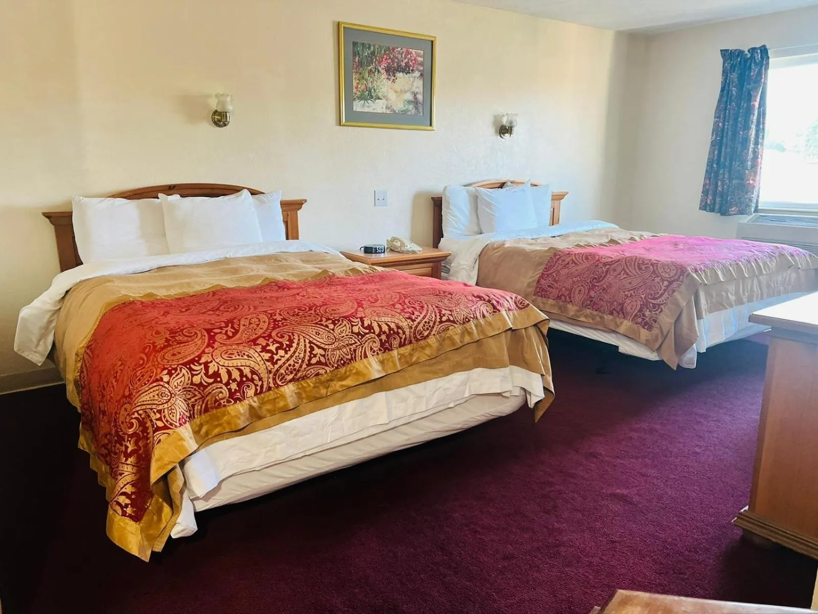 Bedroom in Villa Inn Motel Near Hwy 12 WI Capital O