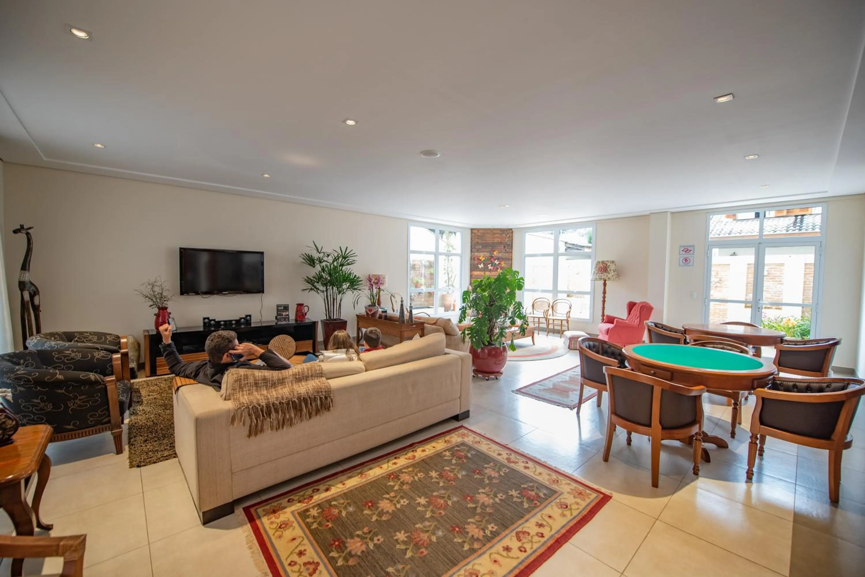 Communal lounge/ TV room in Pousada Annecy - CAPIVARI Fácil acesso ao centrinho e Baden Bar