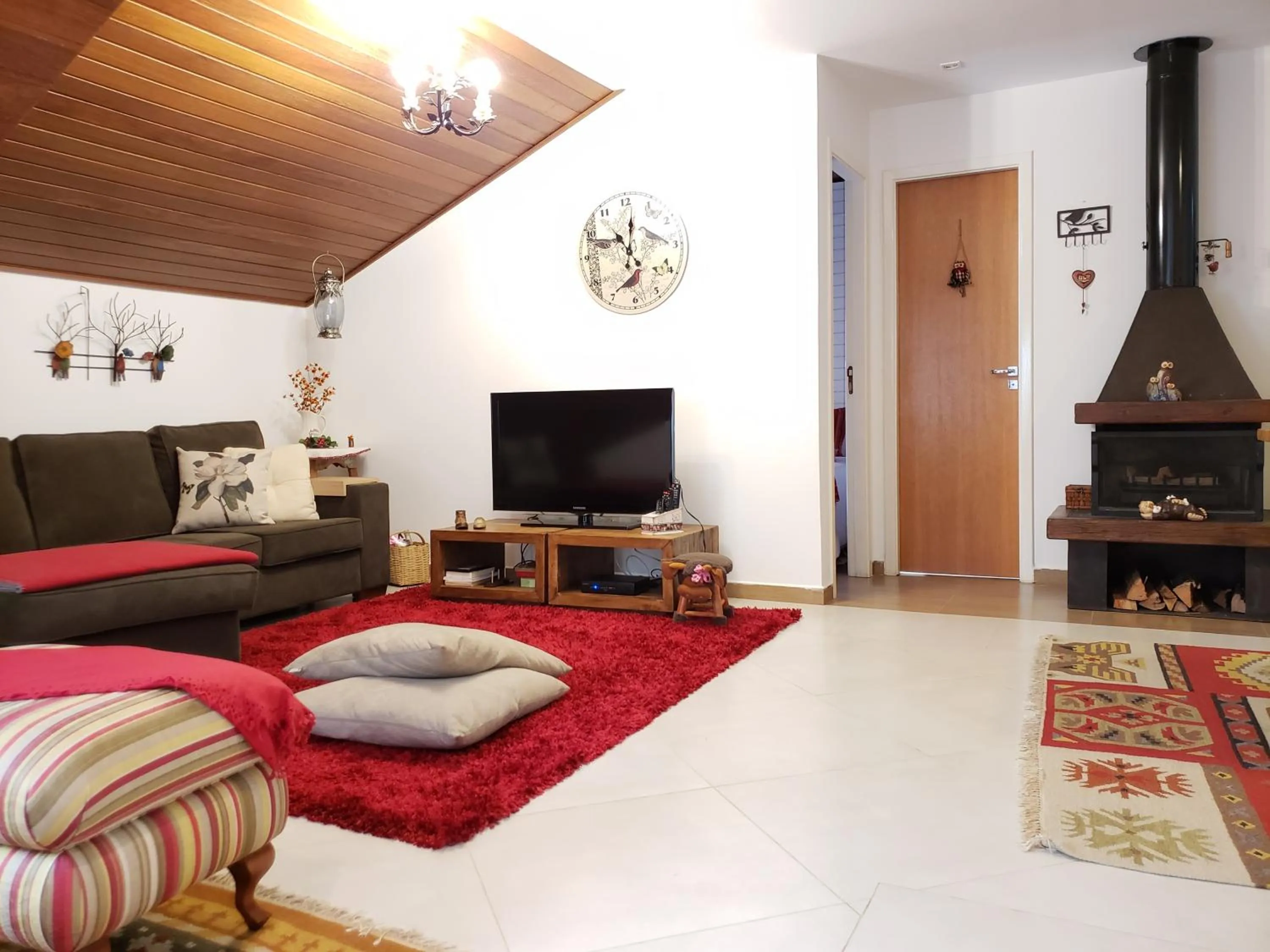 TV and multimedia in Pousada Annecy - CAPIVARI Fácil acesso ao centrinho e Baden Bar