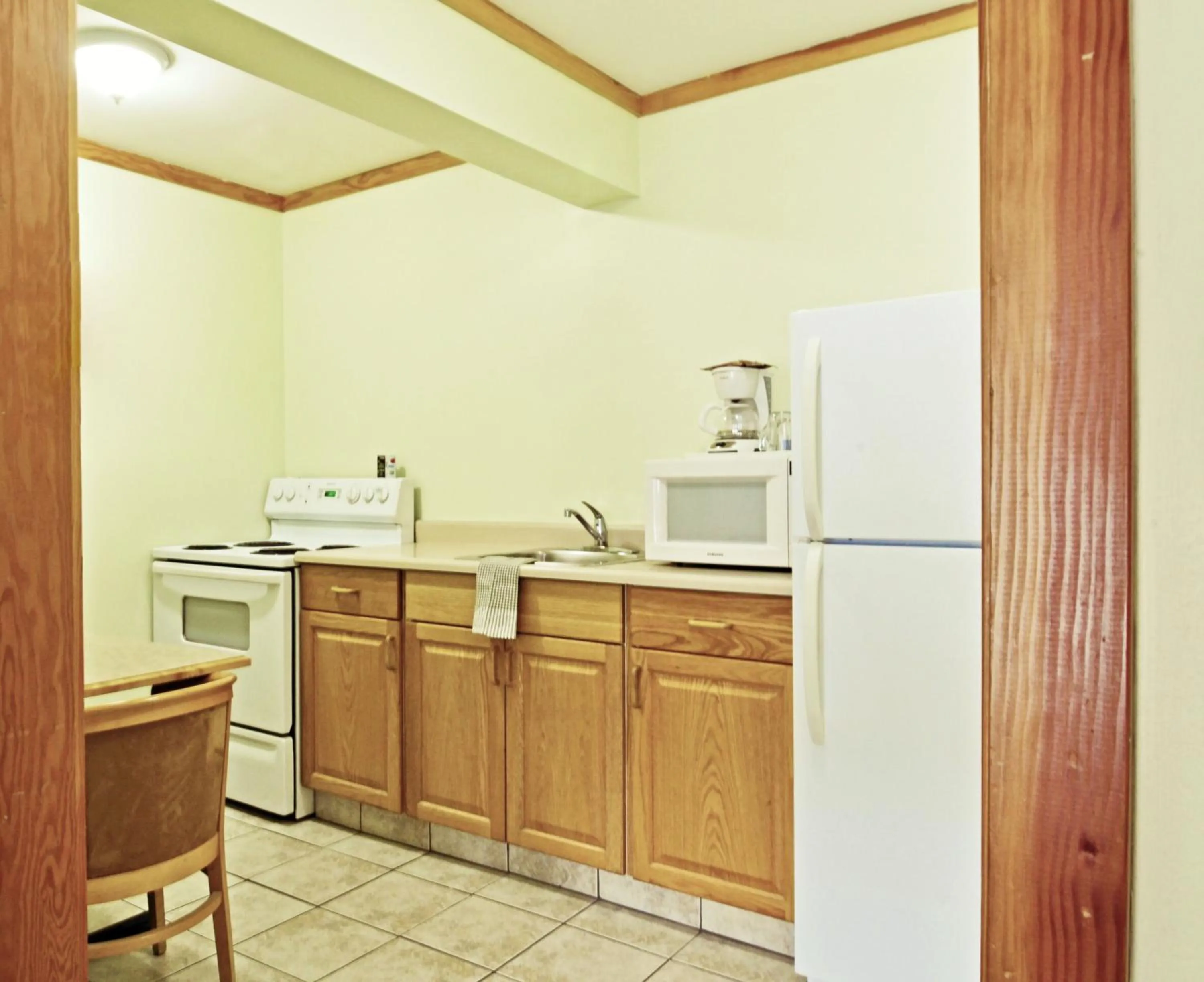Kitchen or kitchenette in Travelodge by Wyndham Golden Sportsman Lodge