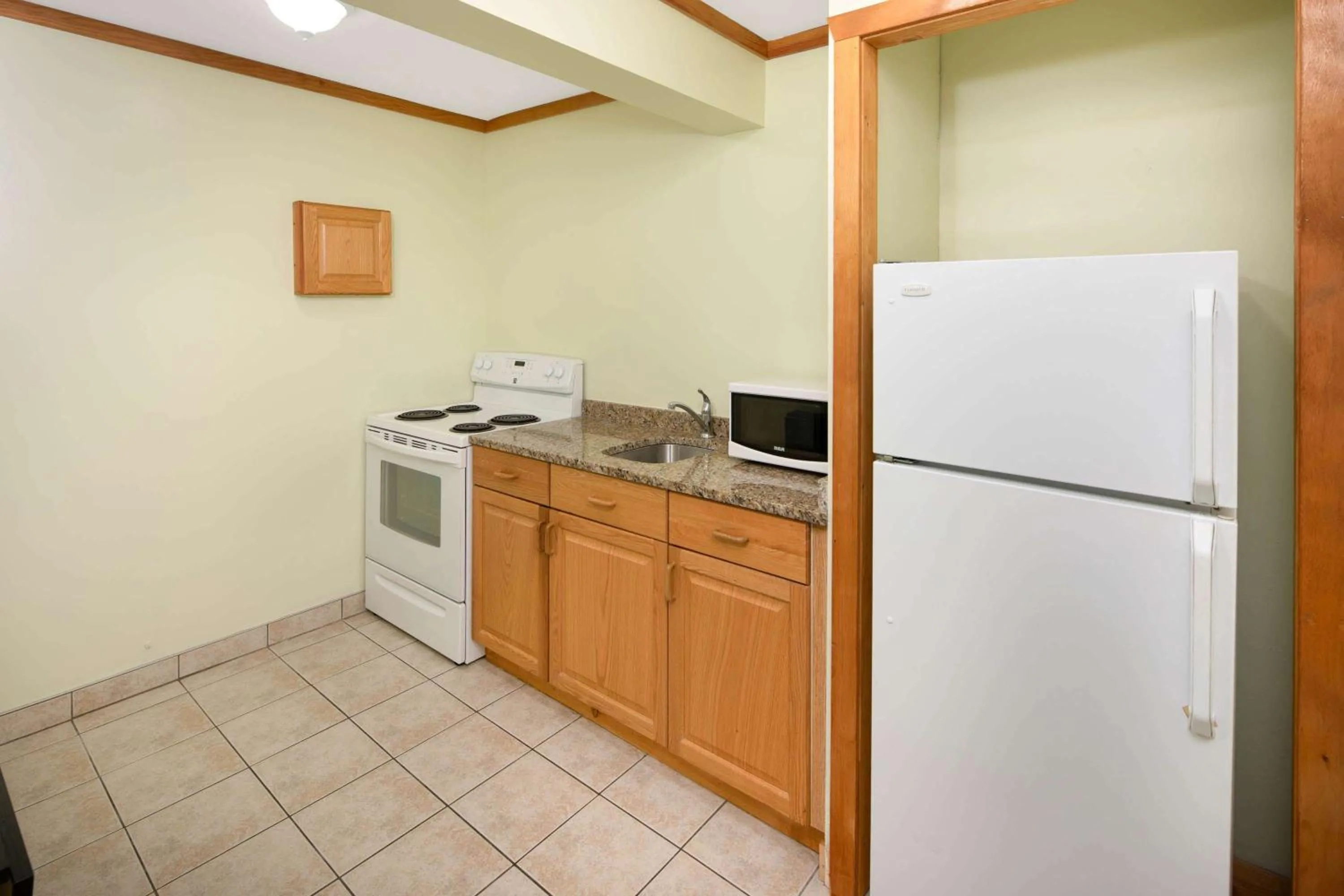 Kitchen or kitchenette in Travelodge by Wyndham Golden Sportsman Lodge