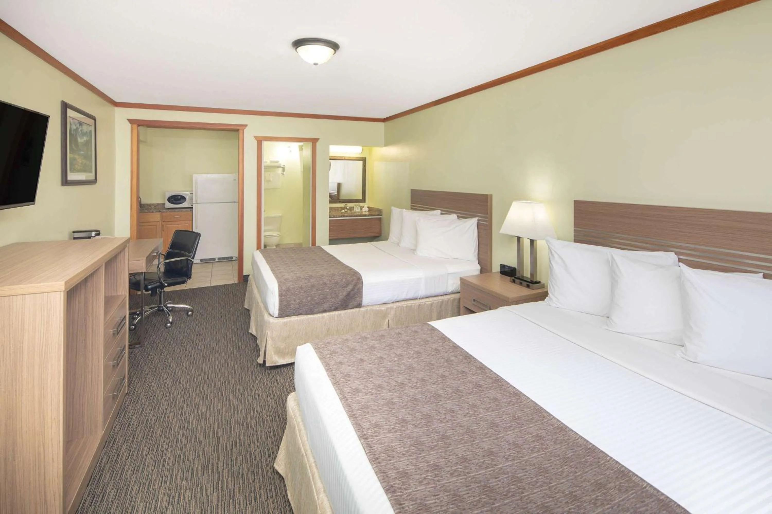 Photo of the whole room, Bed in Travelodge by Wyndham Golden Sportsman Lodge