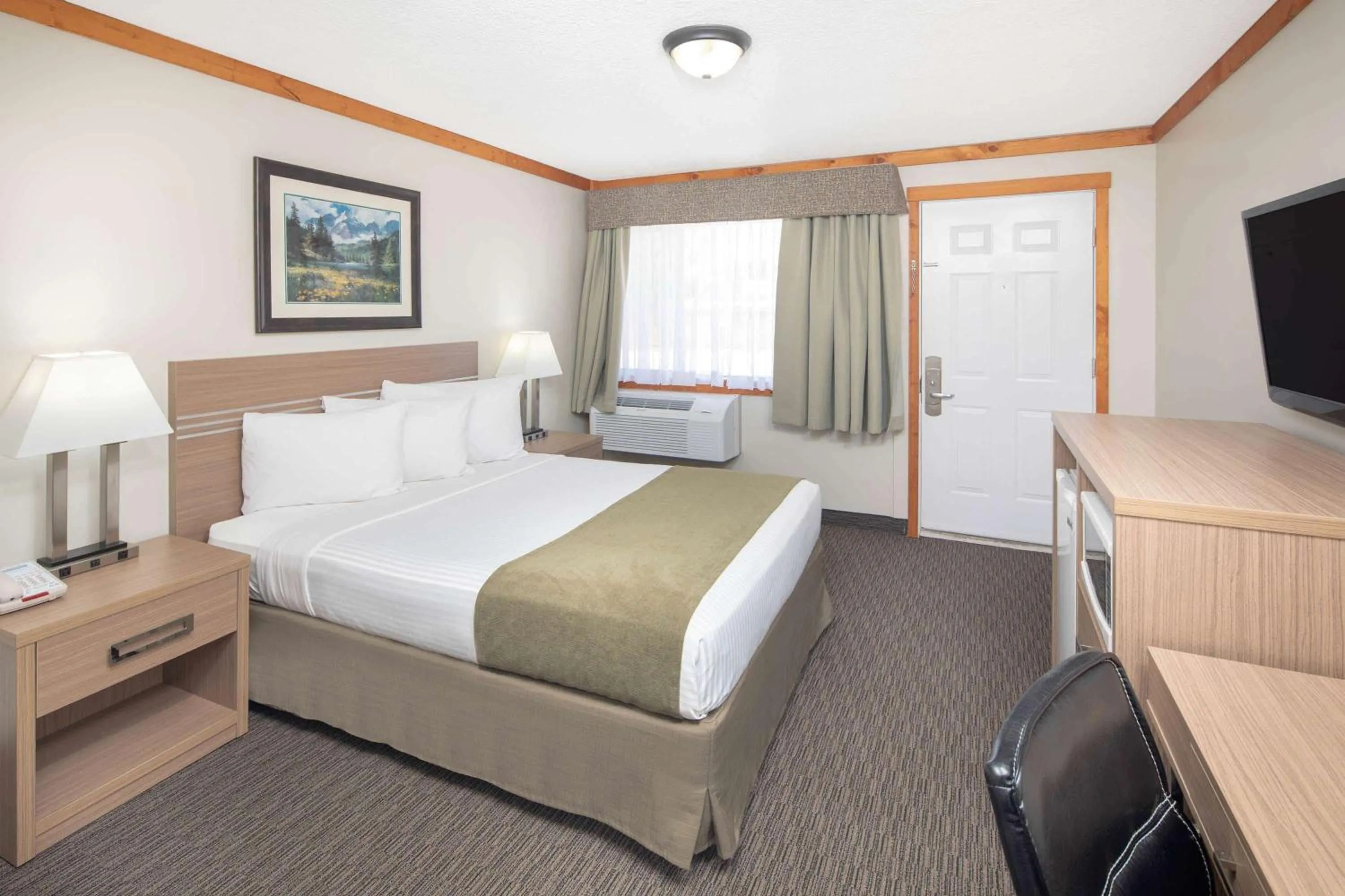 Photo of the whole room, Bed in Travelodge by Wyndham Golden Sportsman Lodge