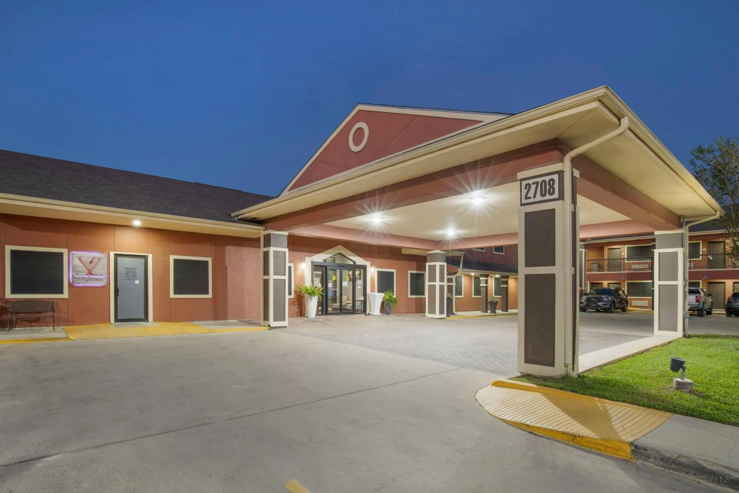 Property building in Best Western Plus Edinburg Inn & Suites