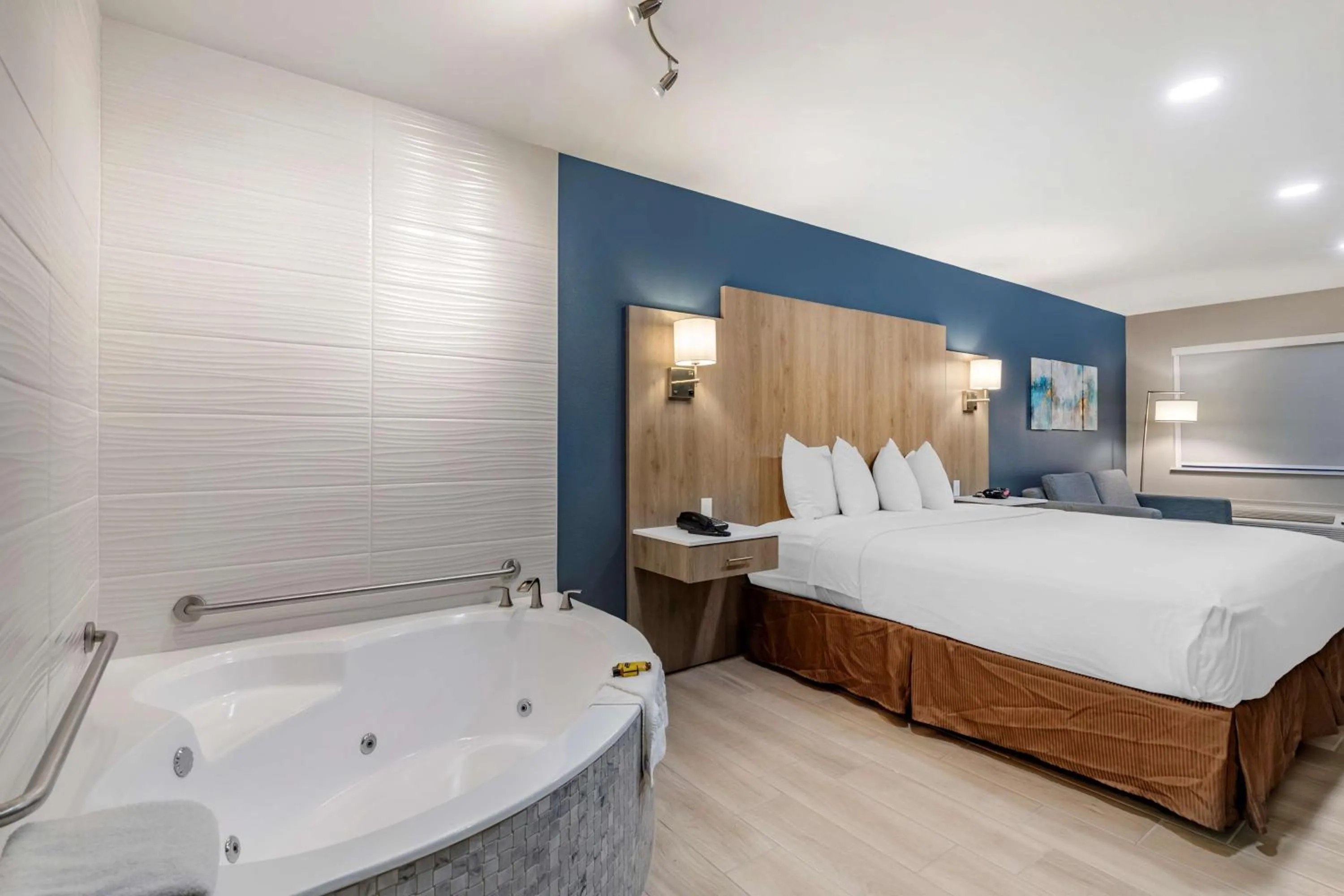 Photo of the whole room, Bed in Best Western Plus Edinburg Inn & Suites