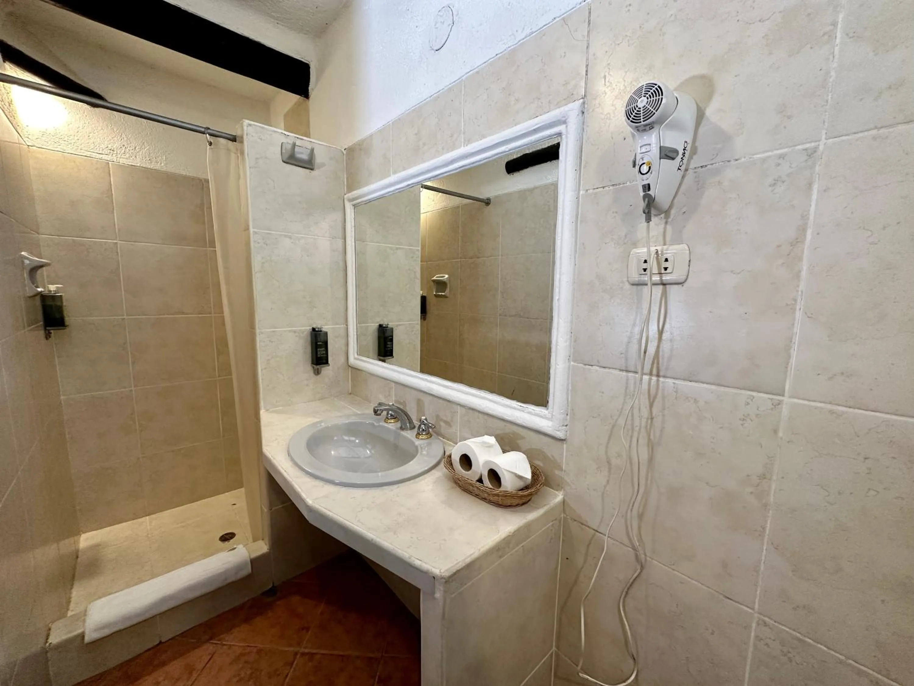 Shower in Hatun Inti Classic