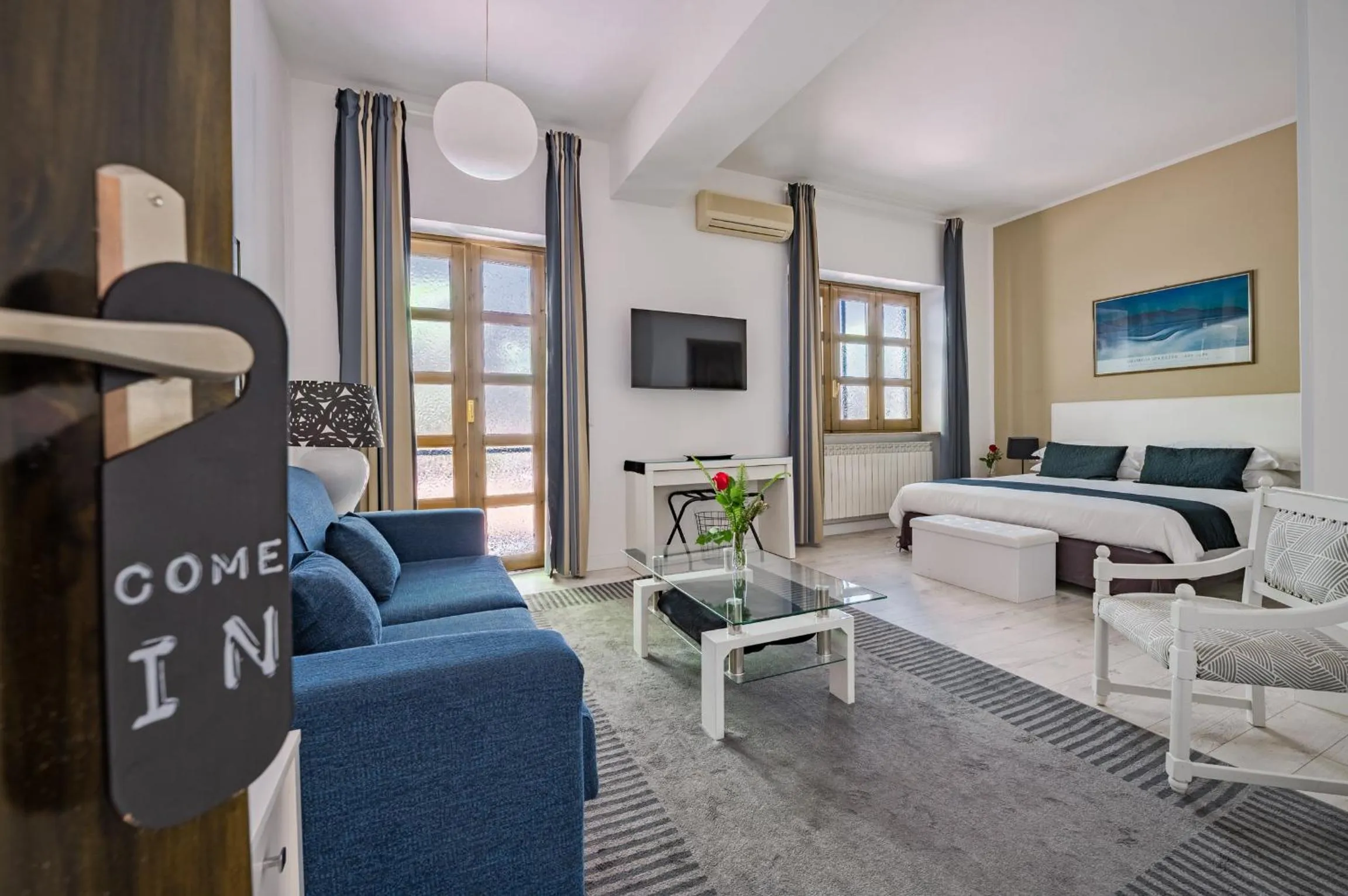 Photo of the whole room in Donnalaura