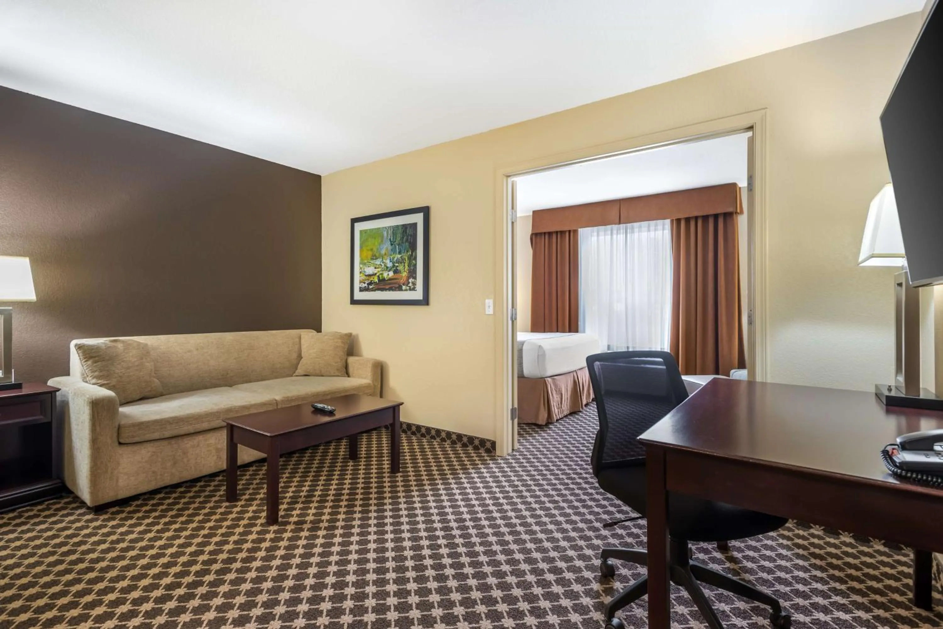 Bedroom in Best Western Strathmore Inn