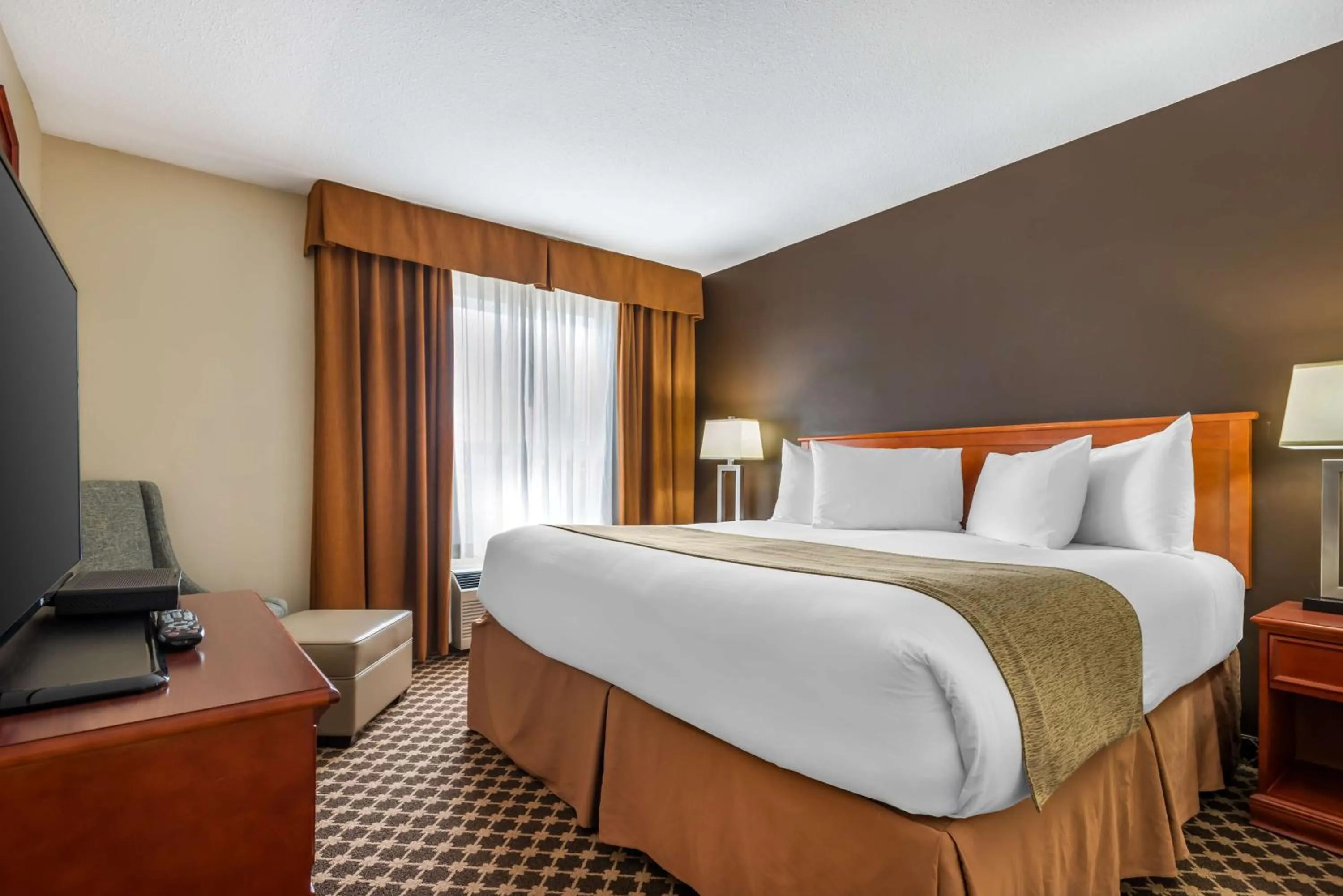 Bedroom, Bed in Best Western Strathmore Inn