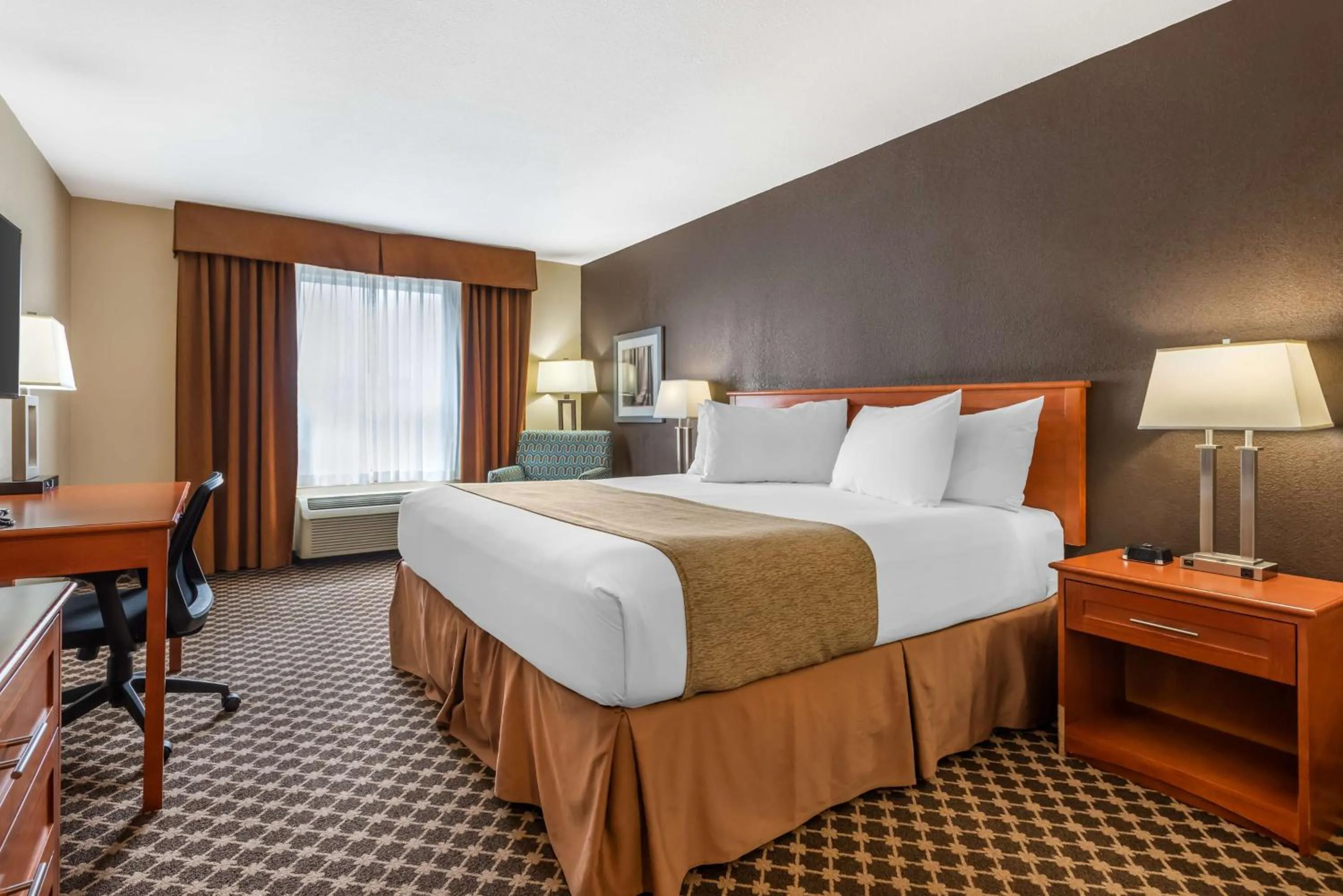 Bedroom, Bed in Best Western Strathmore Inn