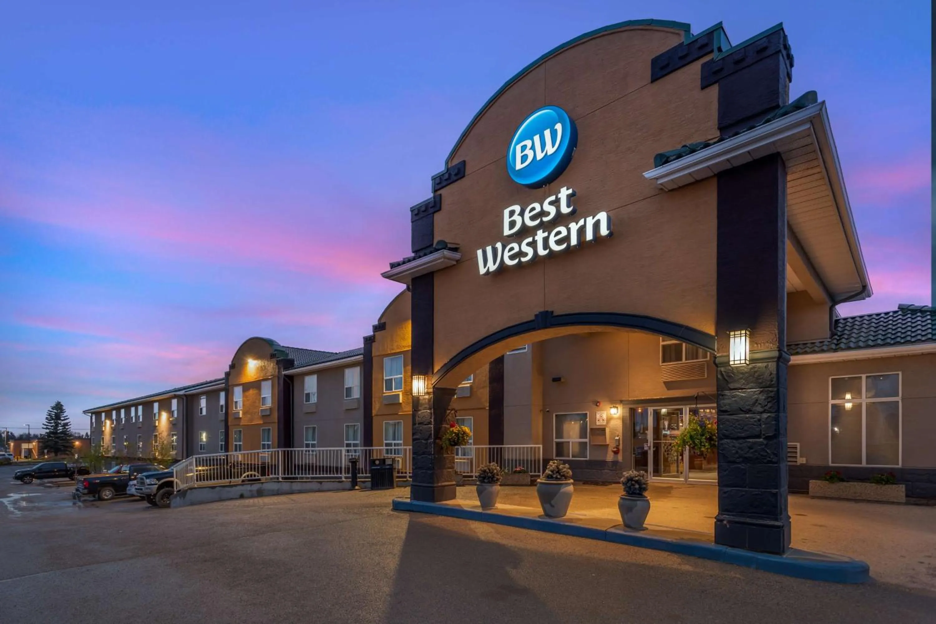 Property building in Best Western Strathmore Inn