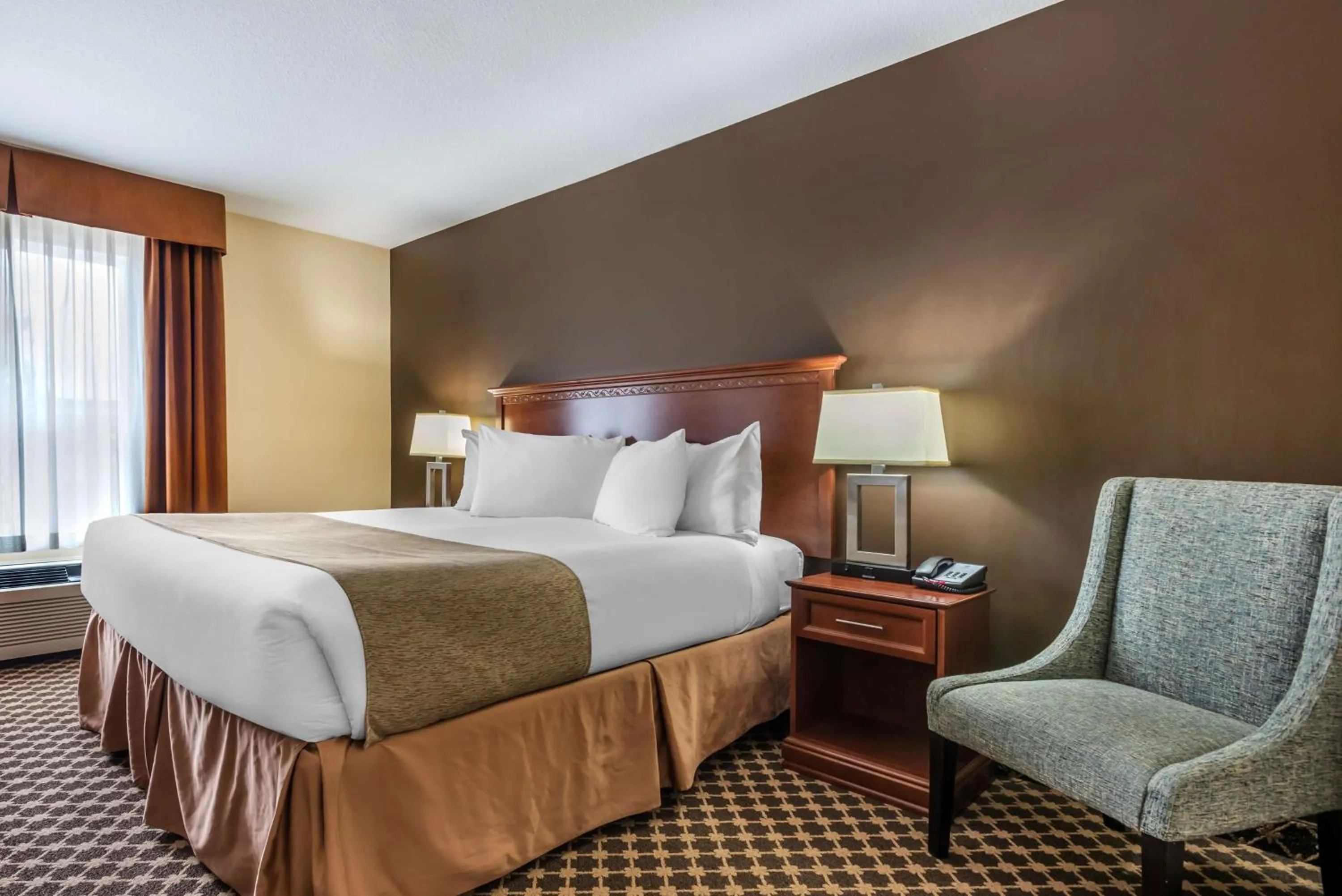 Bedroom, Bed in Best Western Strathmore Inn