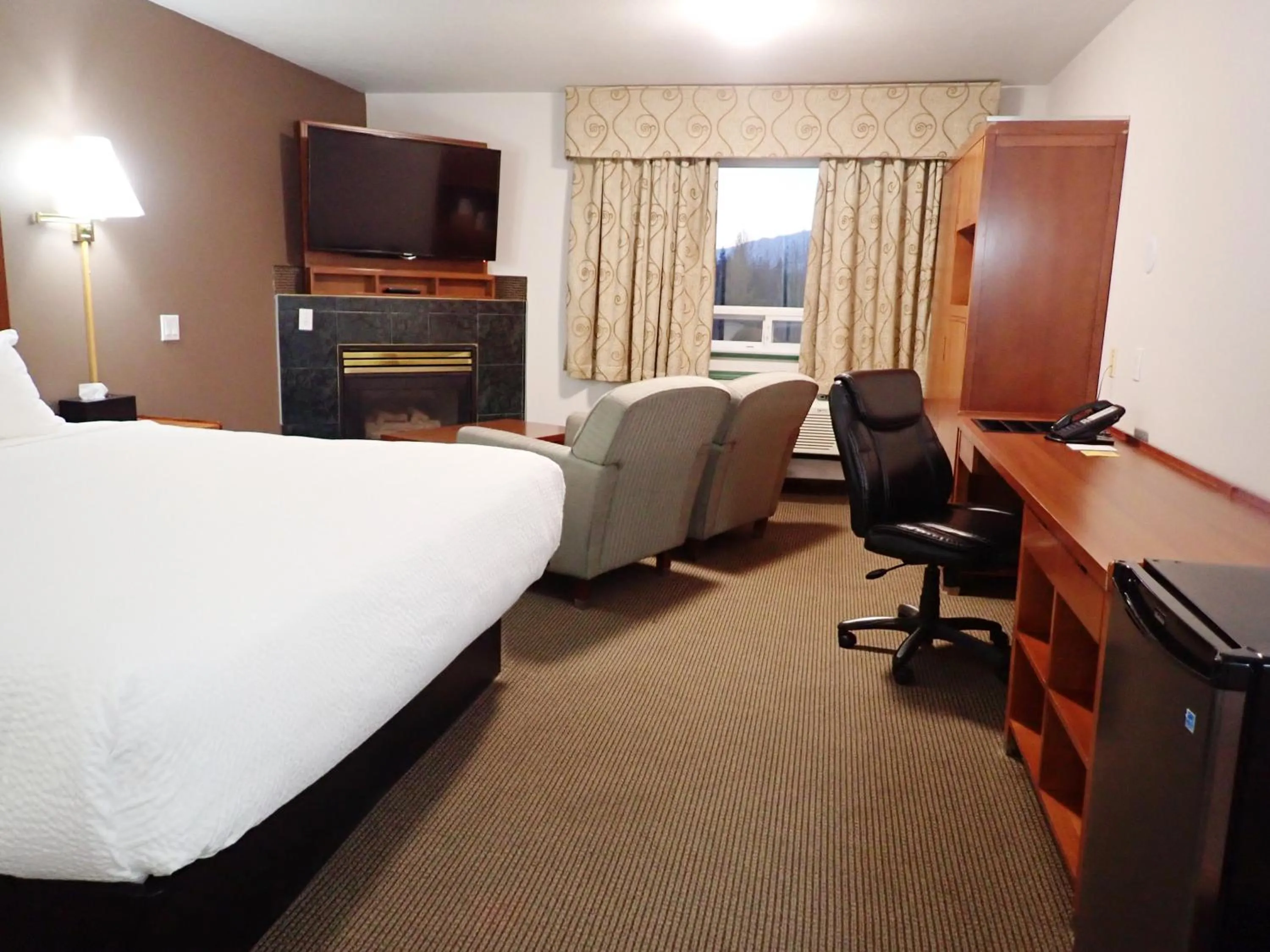 fireplace, Bed in Days Inn by Wyndham Valemount