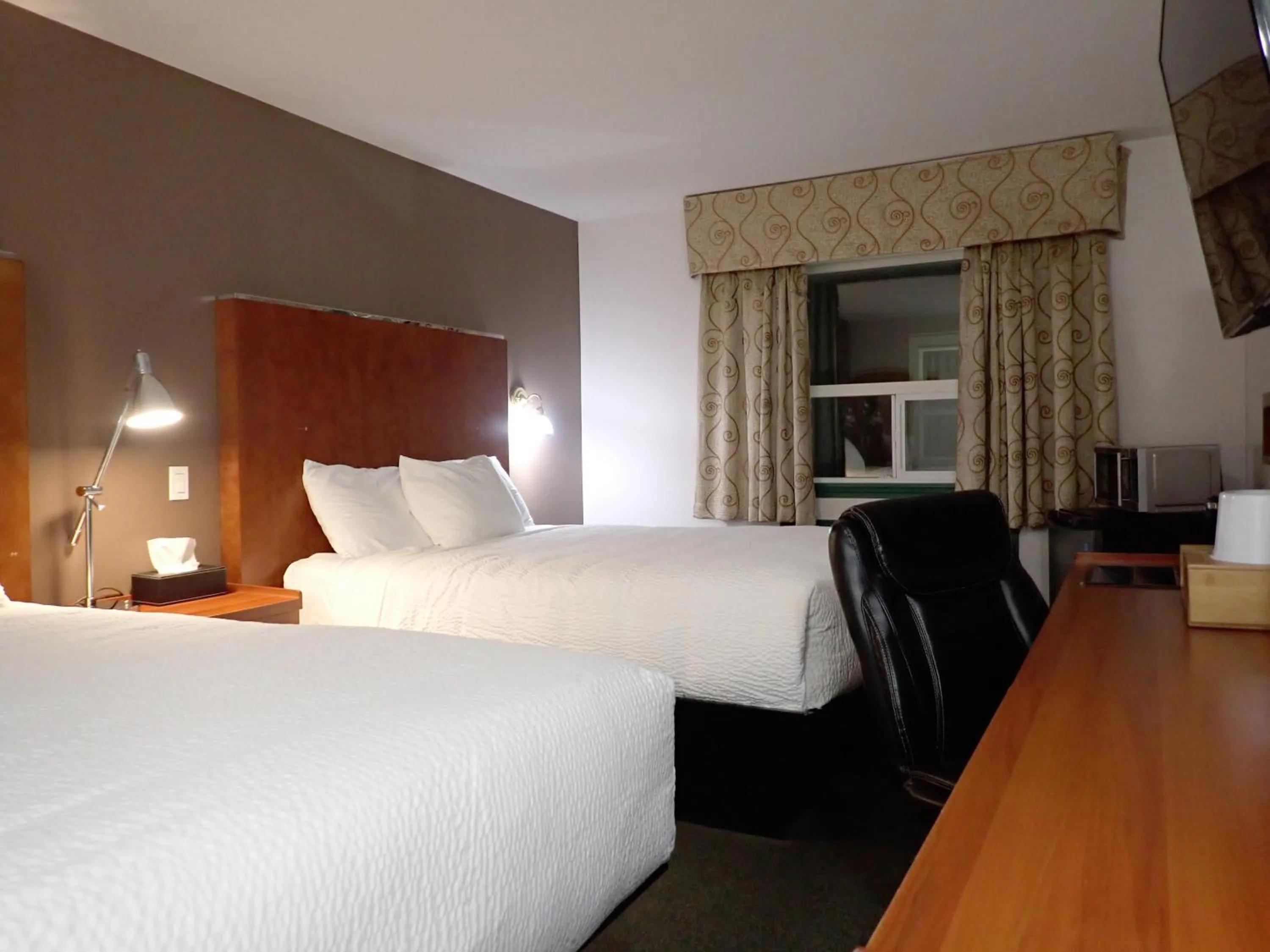 Bed in Days Inn by Wyndham Valemount