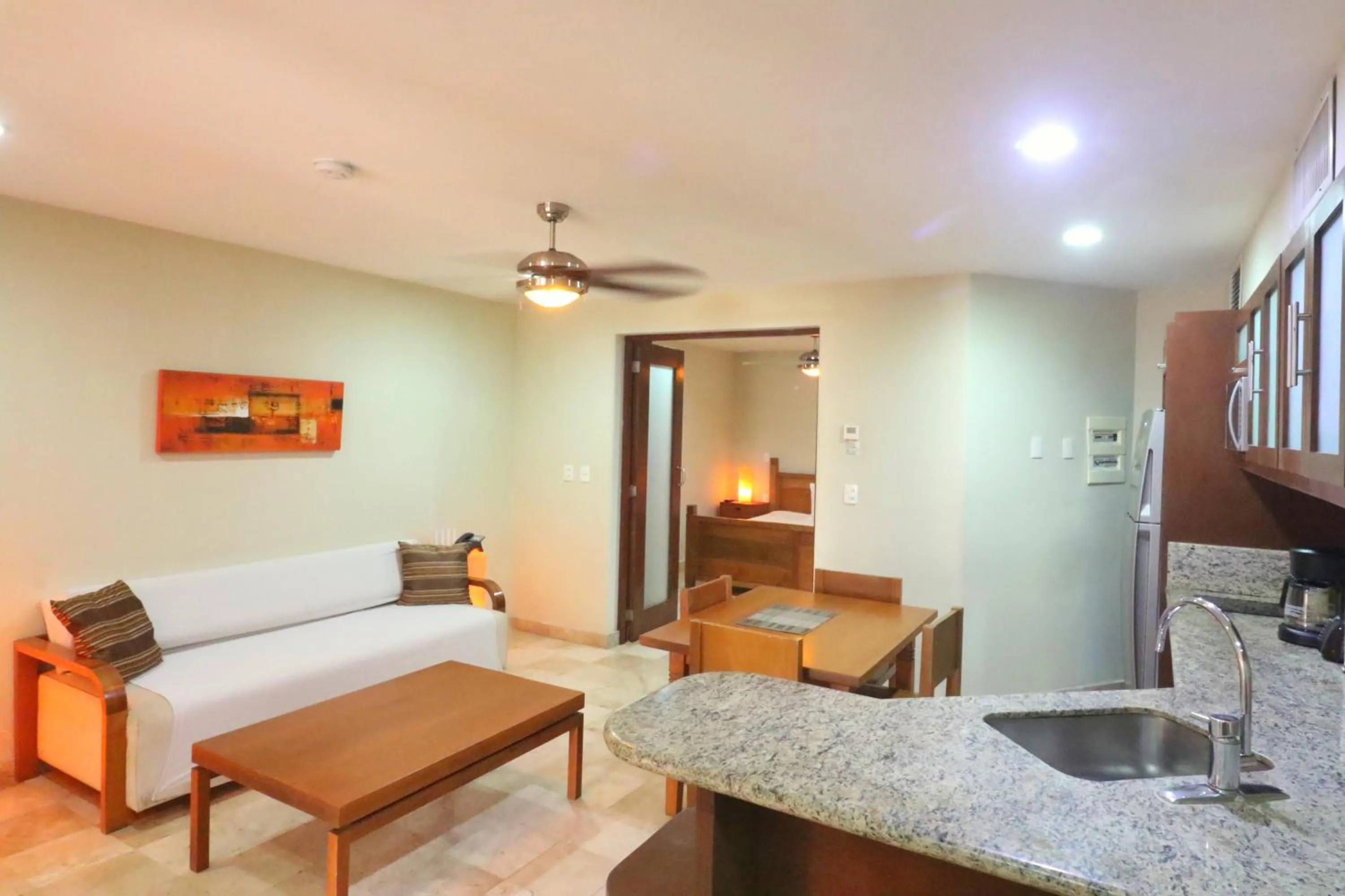 Kitchen or kitchenette, Bed in Acanto Hotel Playa del Carmen, Trademark Collection by Wyndham