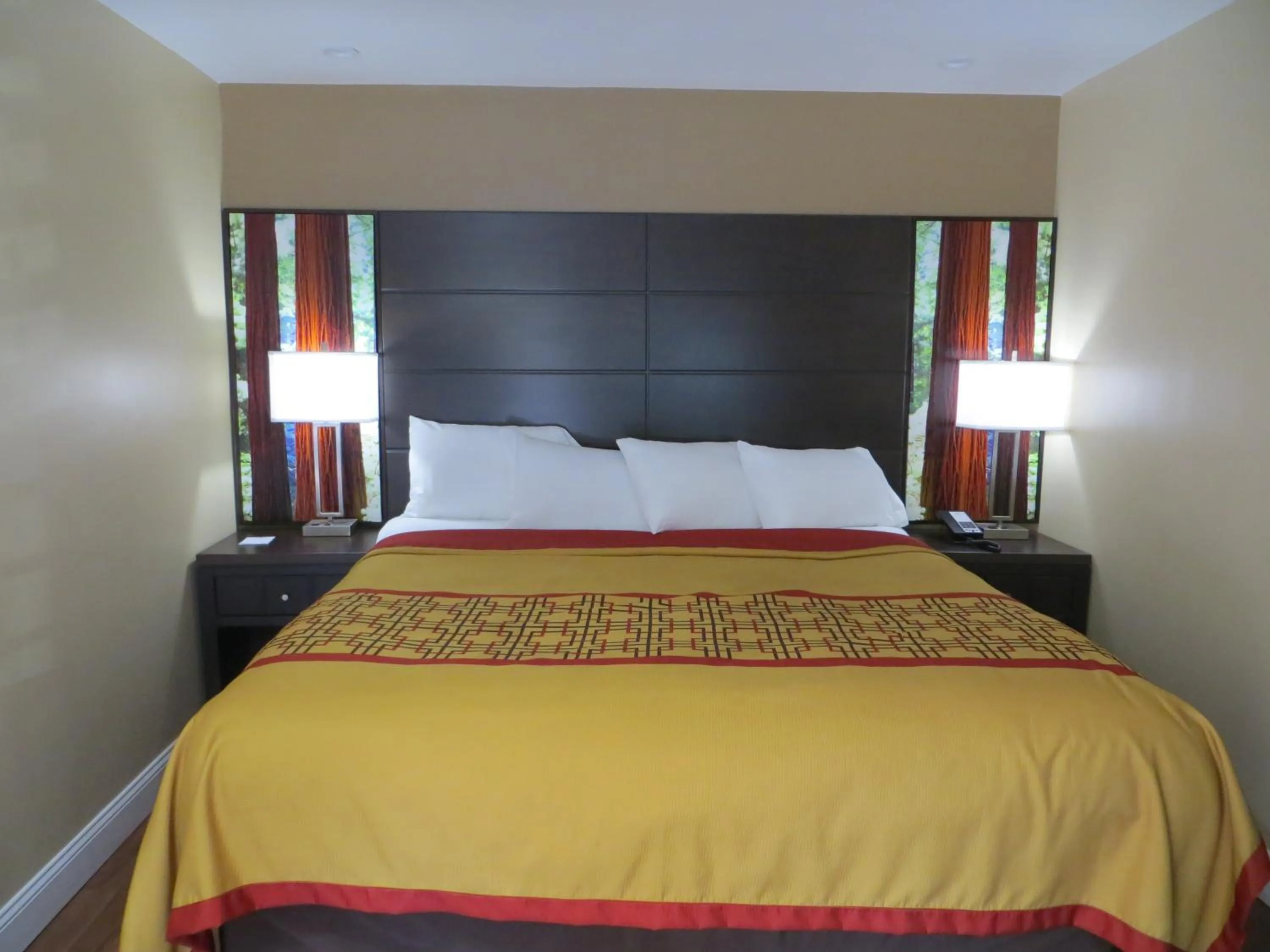 Bed in Muir Woods Lodge