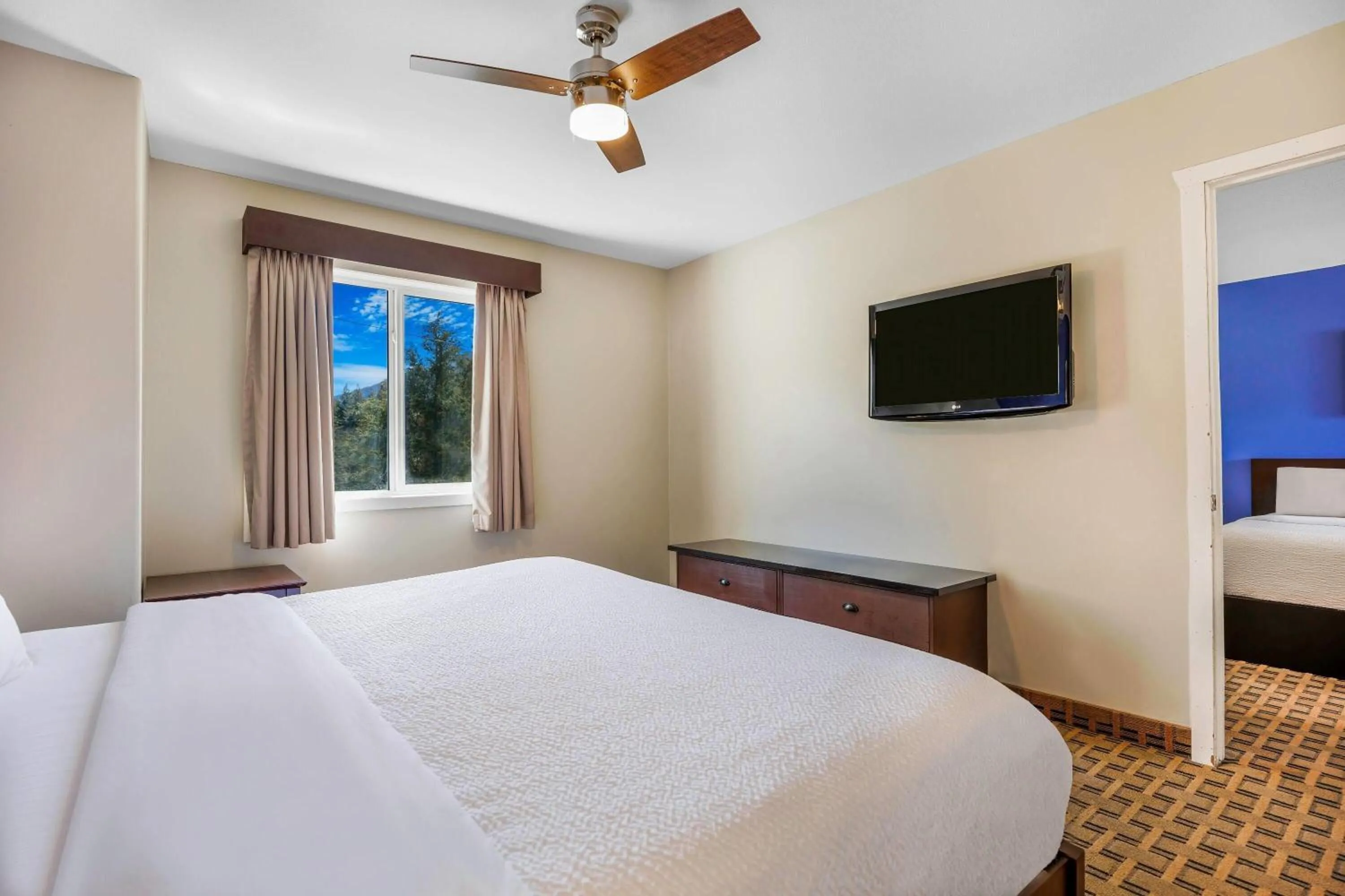 Photo of the whole room, Bed in Days Inn by Wyndham Golden