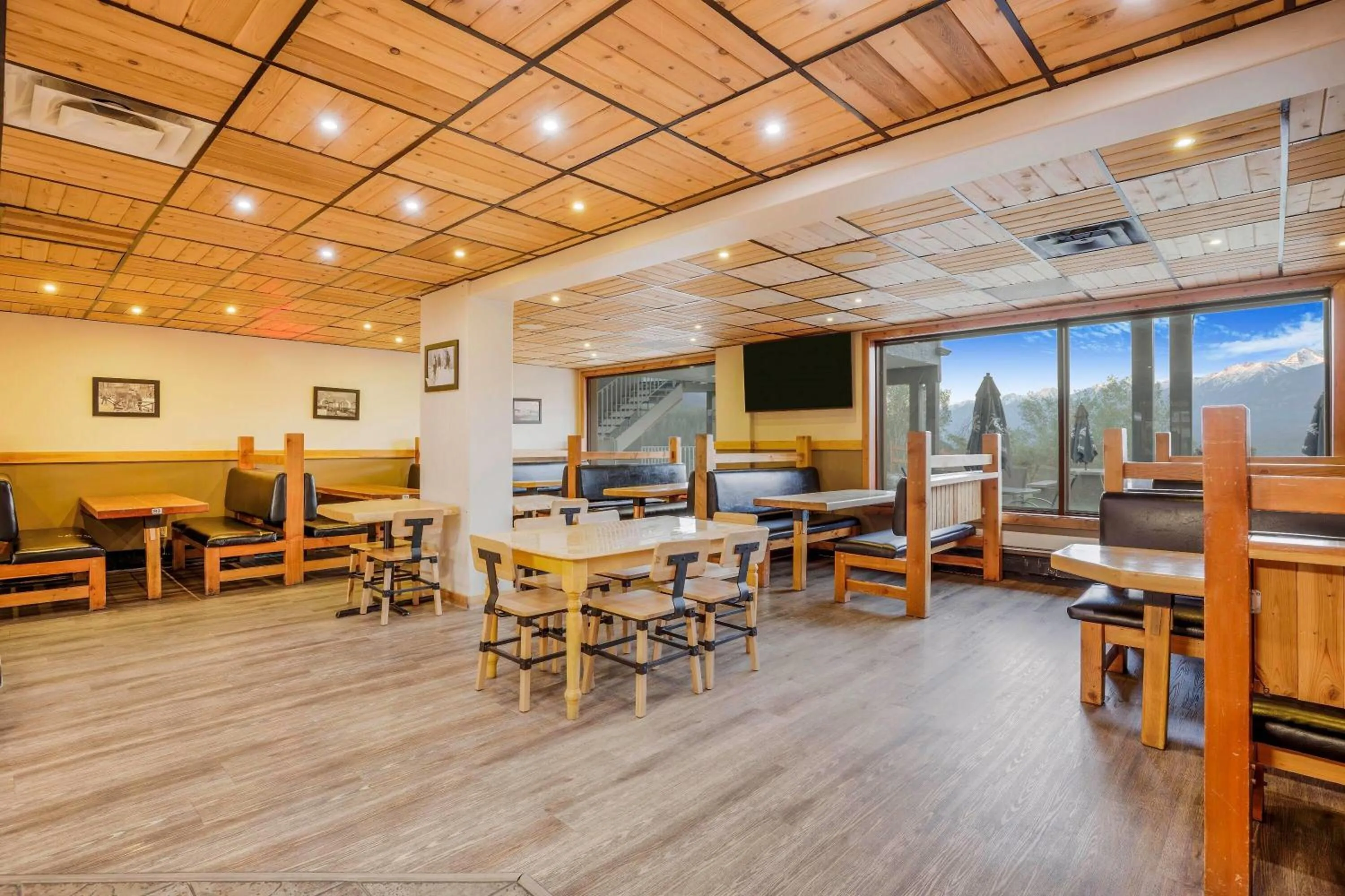 Restaurant/places to eat in Days Inn by Wyndham Golden