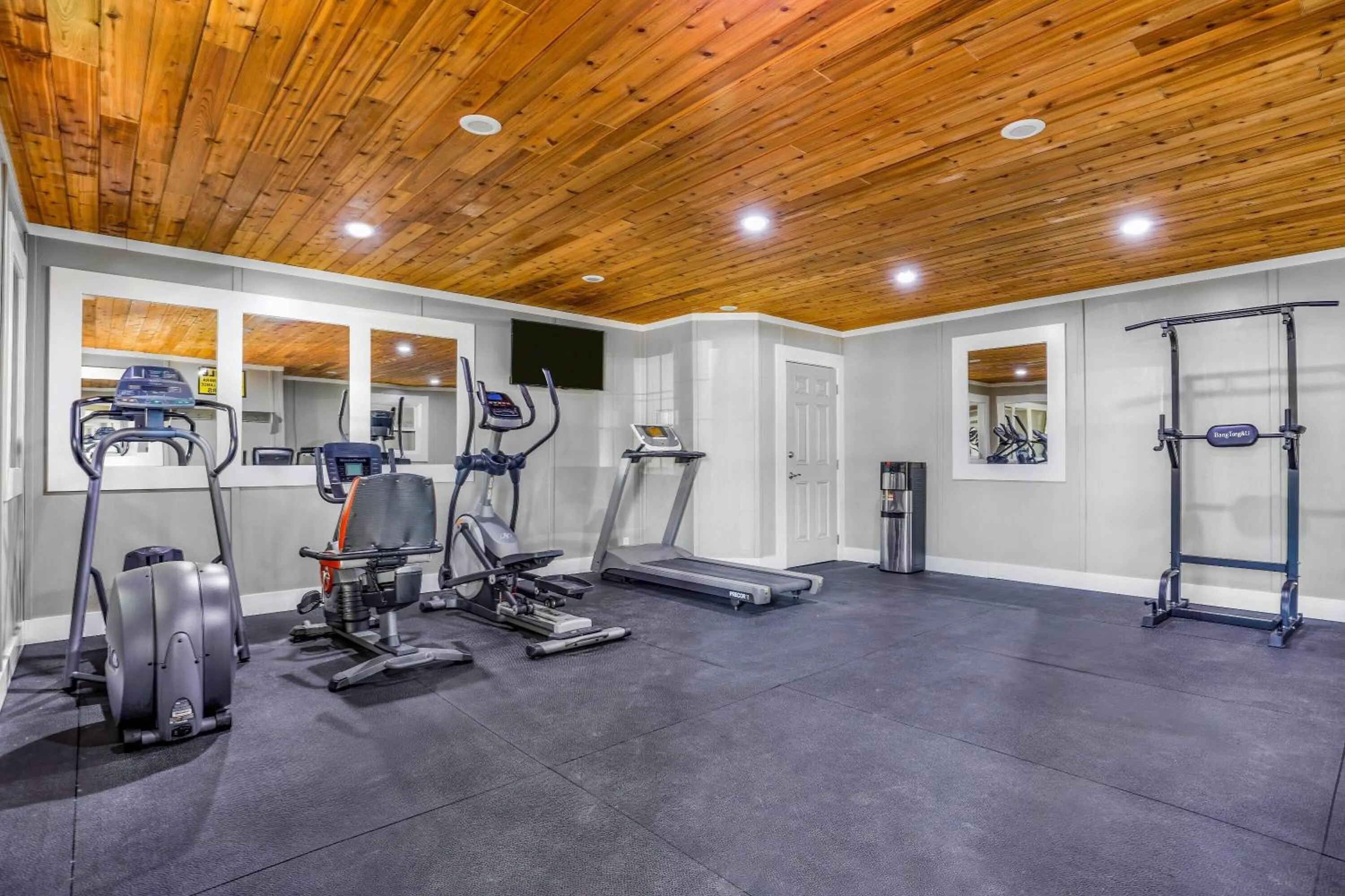Fitness centre/facilities in Days Inn by Wyndham Golden