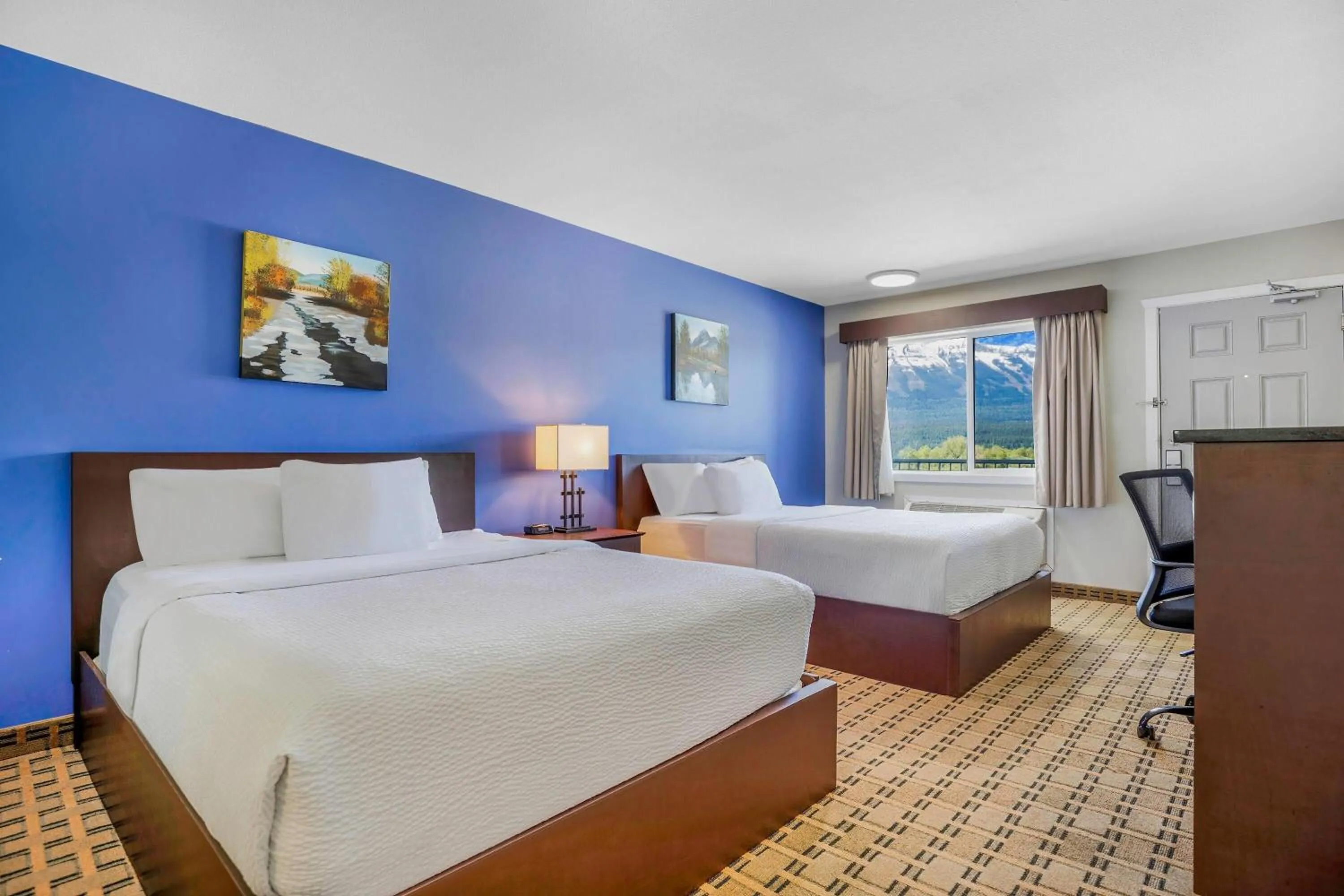 Photo of the whole room, Bed in Days Inn by Wyndham Golden