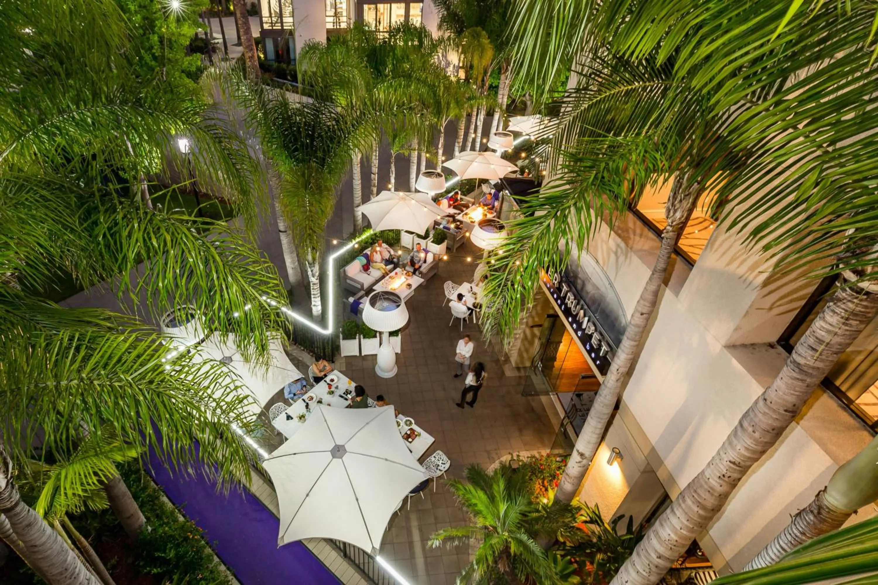 Lounge or bar in Avenue of the Arts Costa Mesa, a Tribute Portfolio Hotel