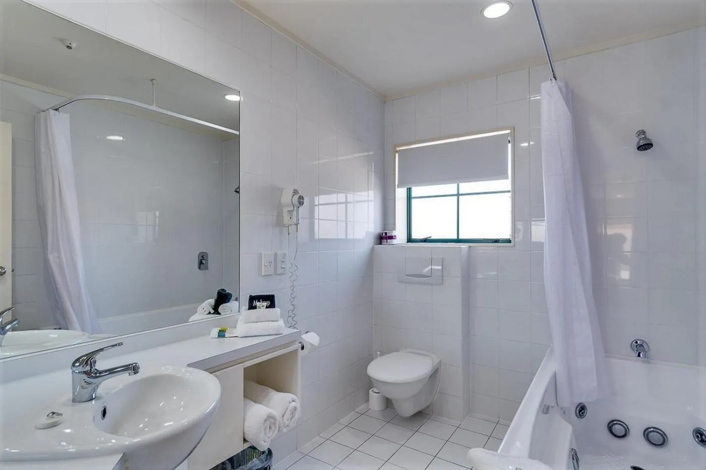 Bathroom in Cumberland Court Motel