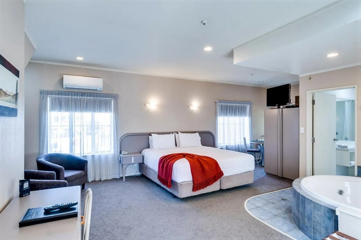 Photo of the whole room, Bed in Cumberland Court Motel