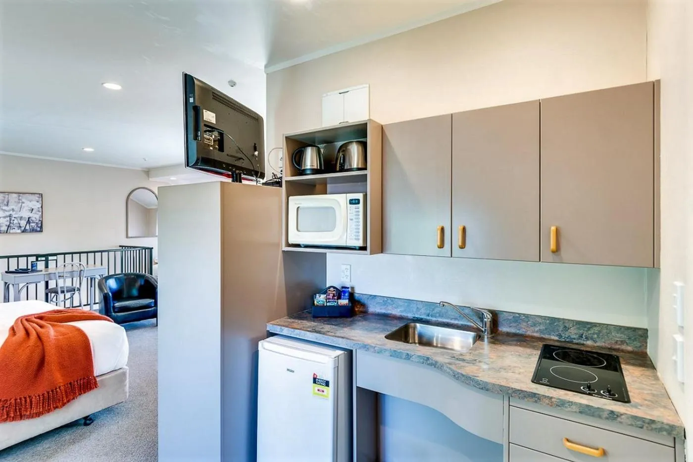 Kitchen or kitchenette in Cumberland Court Motel