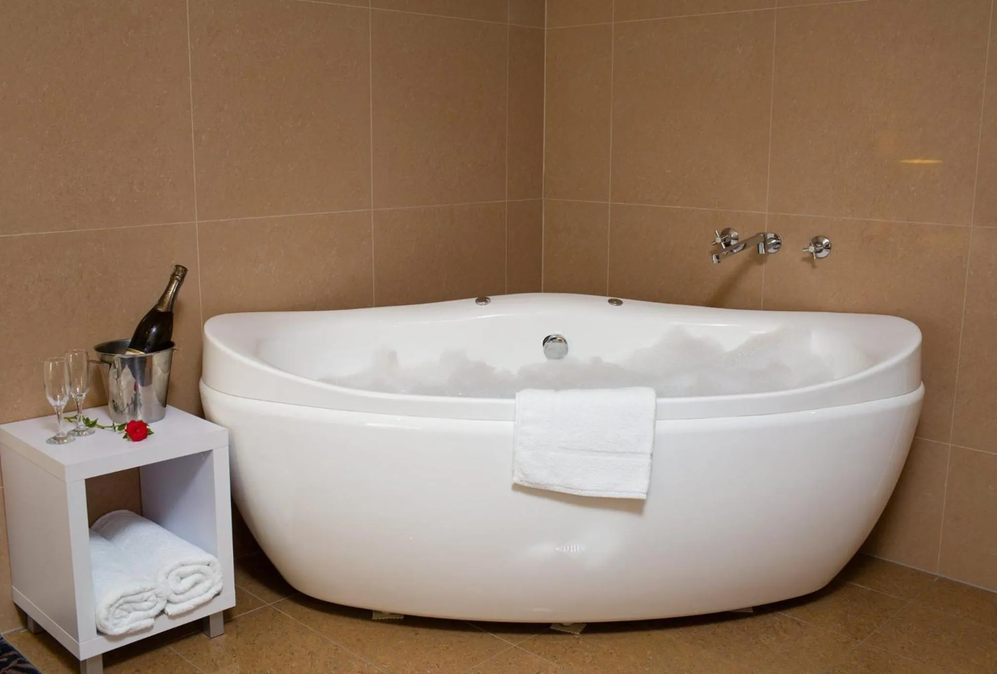 Hot Tub in Best Western Plus Hovell Tree Inn